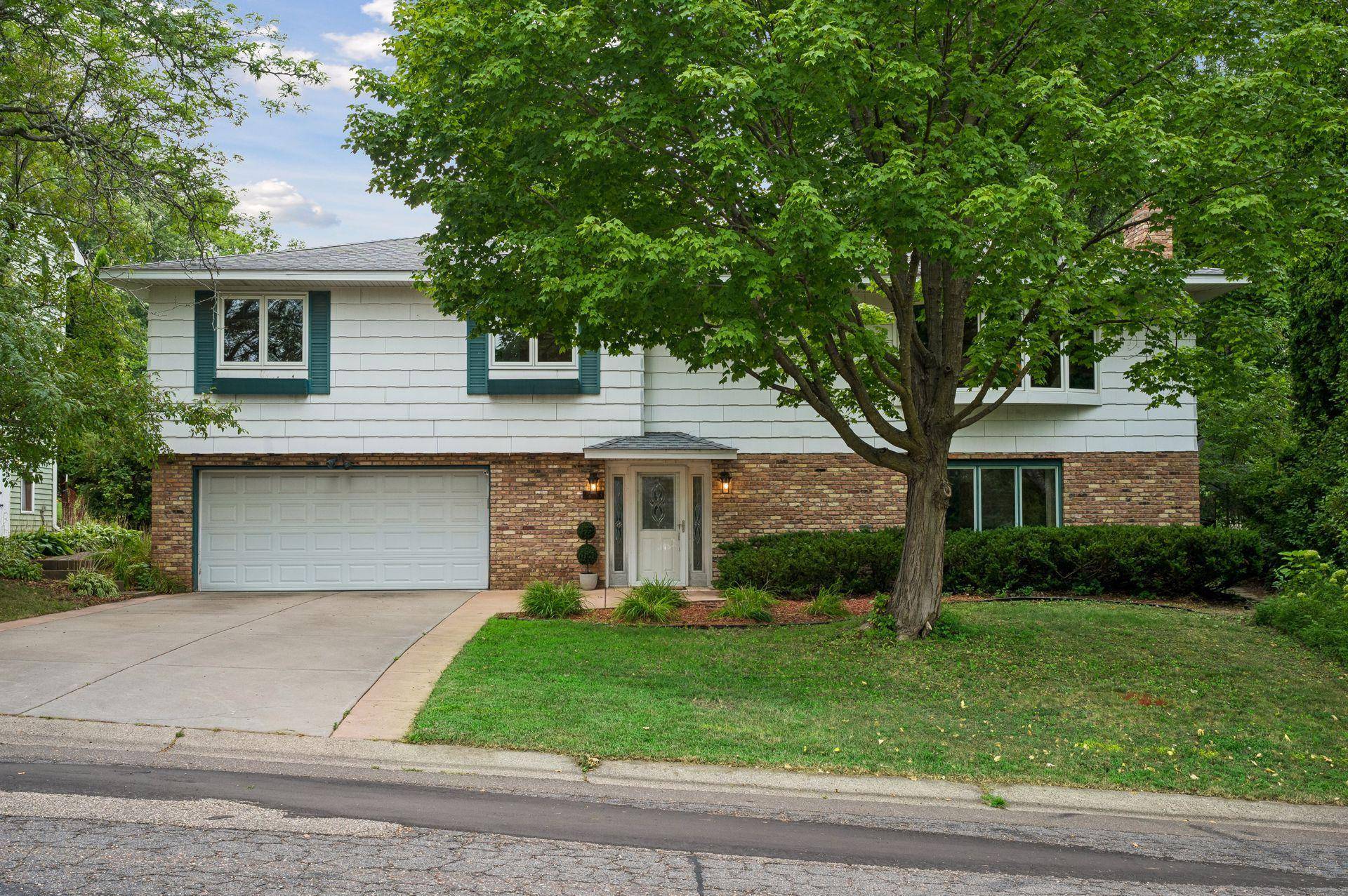 2863 Aglen ST, Roseville, MN 55113