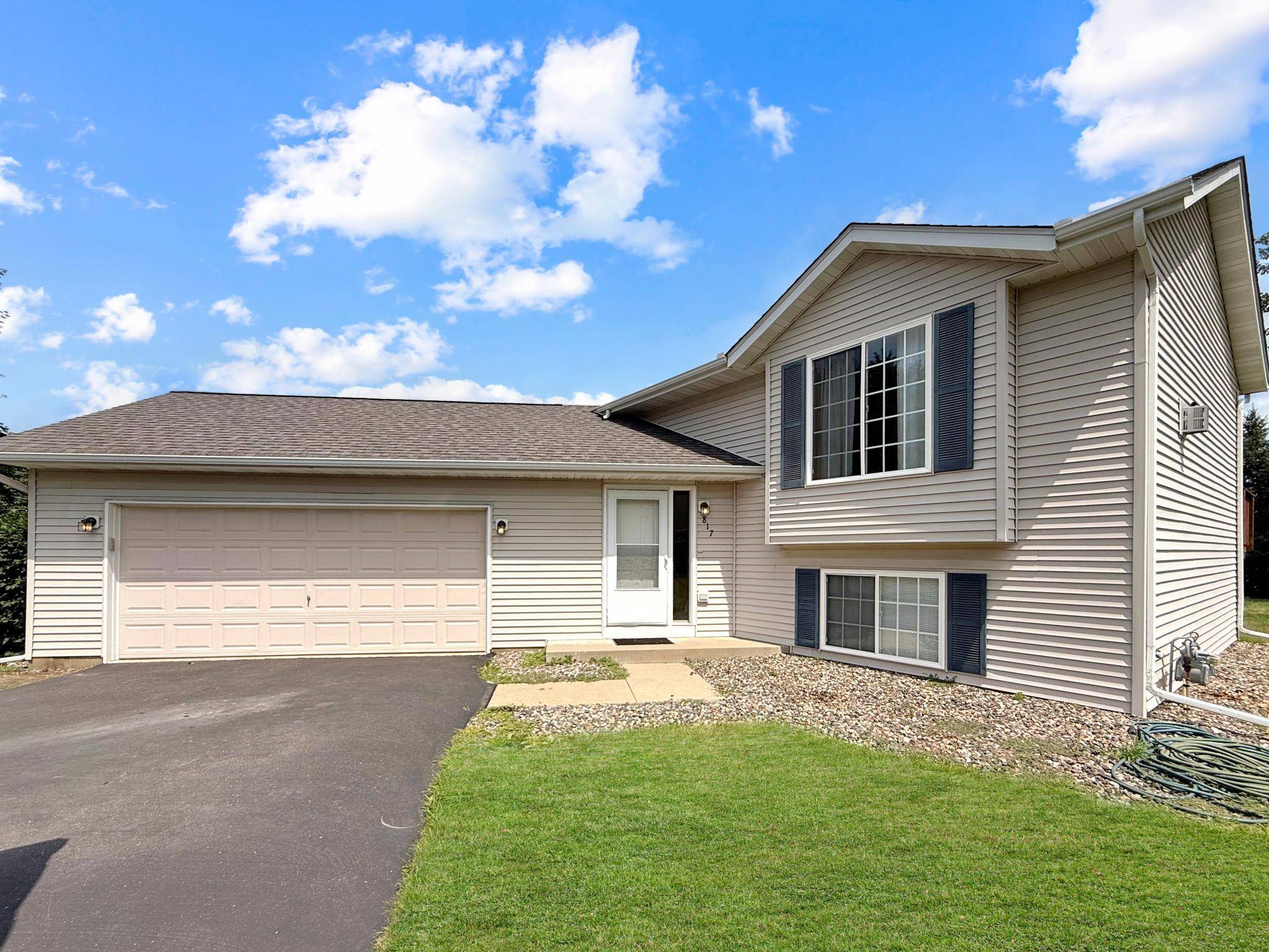 817 Daniel DR, Belle Plaine, MN 56011