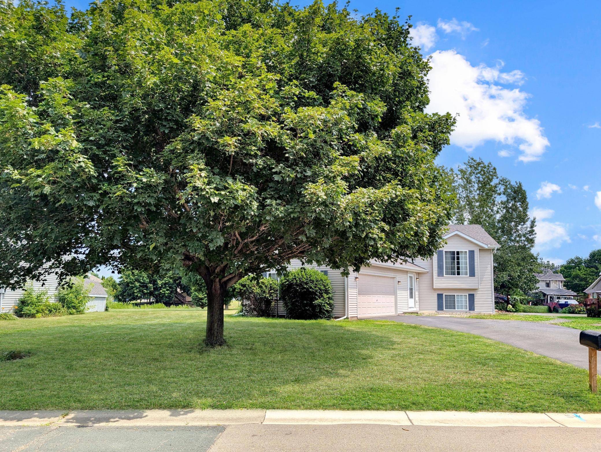 817 Daniel DR, Belle Plaine, MN 56011