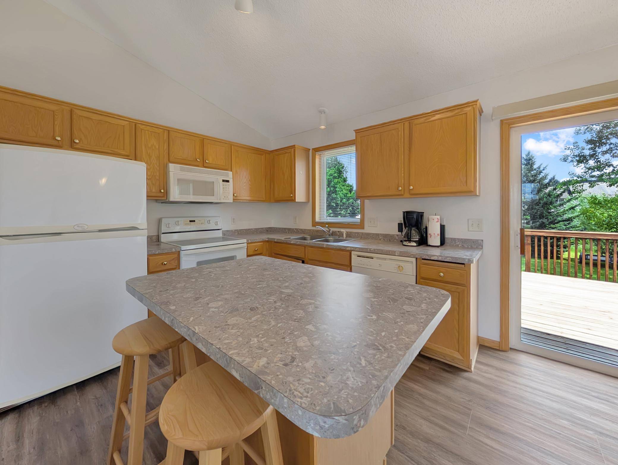 817 Daniel DR, Belle Plaine, MN 56011