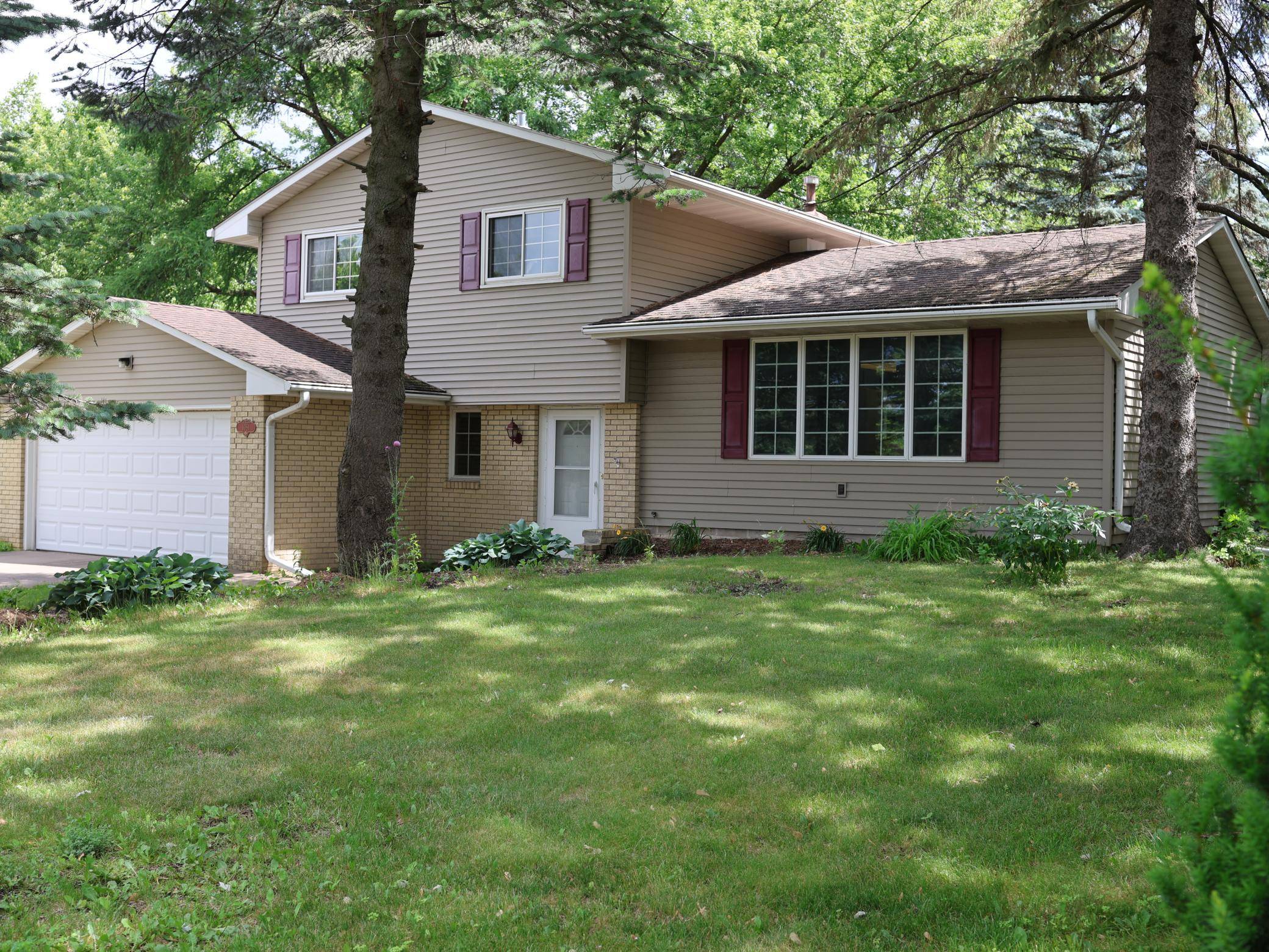 1081 Cedarwood DR, Woodbury, MN 55125