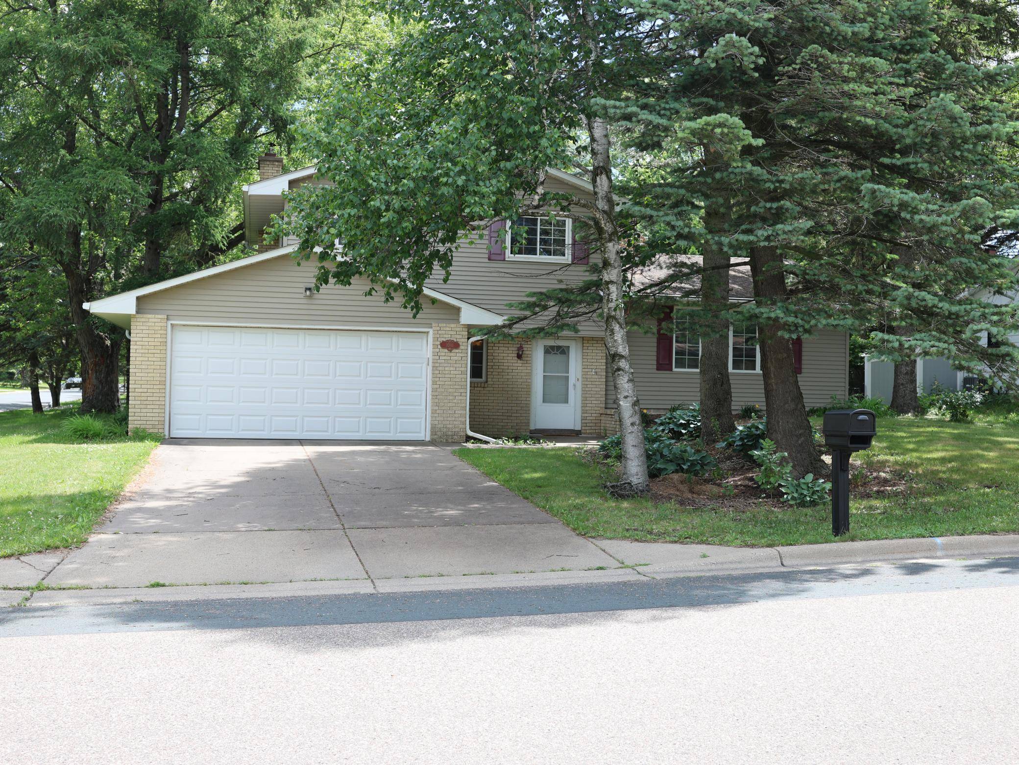 1081 Cedarwood DR, Woodbury, MN 55125