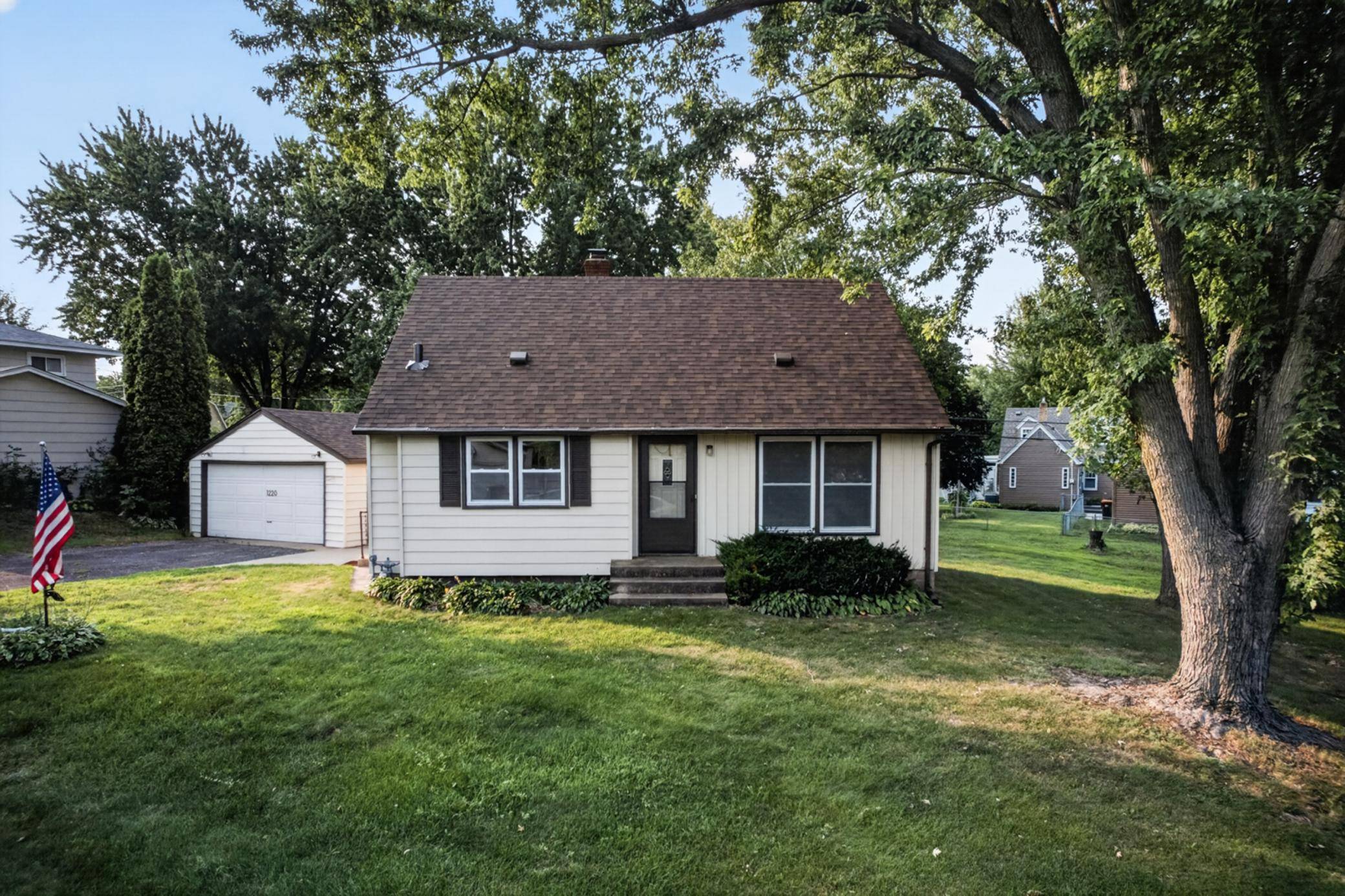 1220 Frisbie AVE, Maplewood, MN 55109