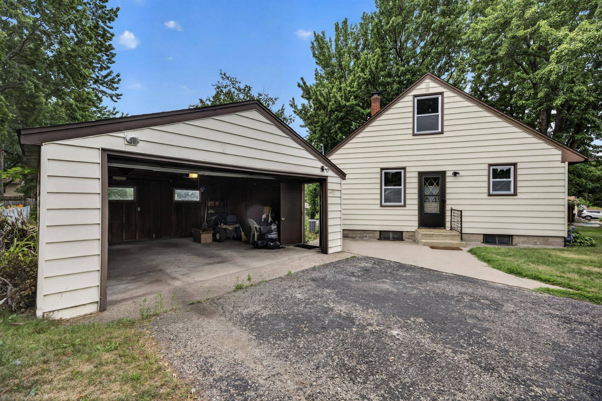 1220 Frisbie AVE, Maplewood, MN 55109