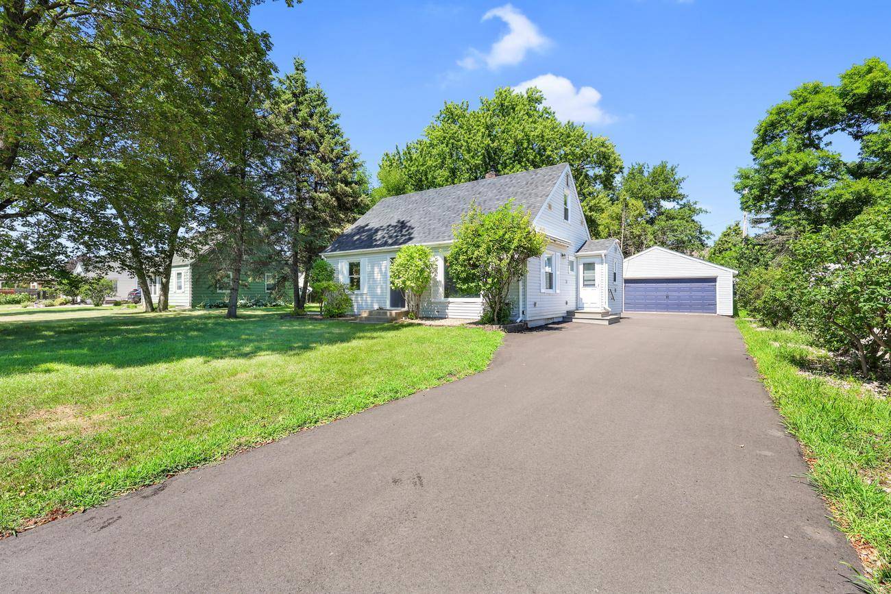 1051 Burke AVE W, Roseville, MN 55113