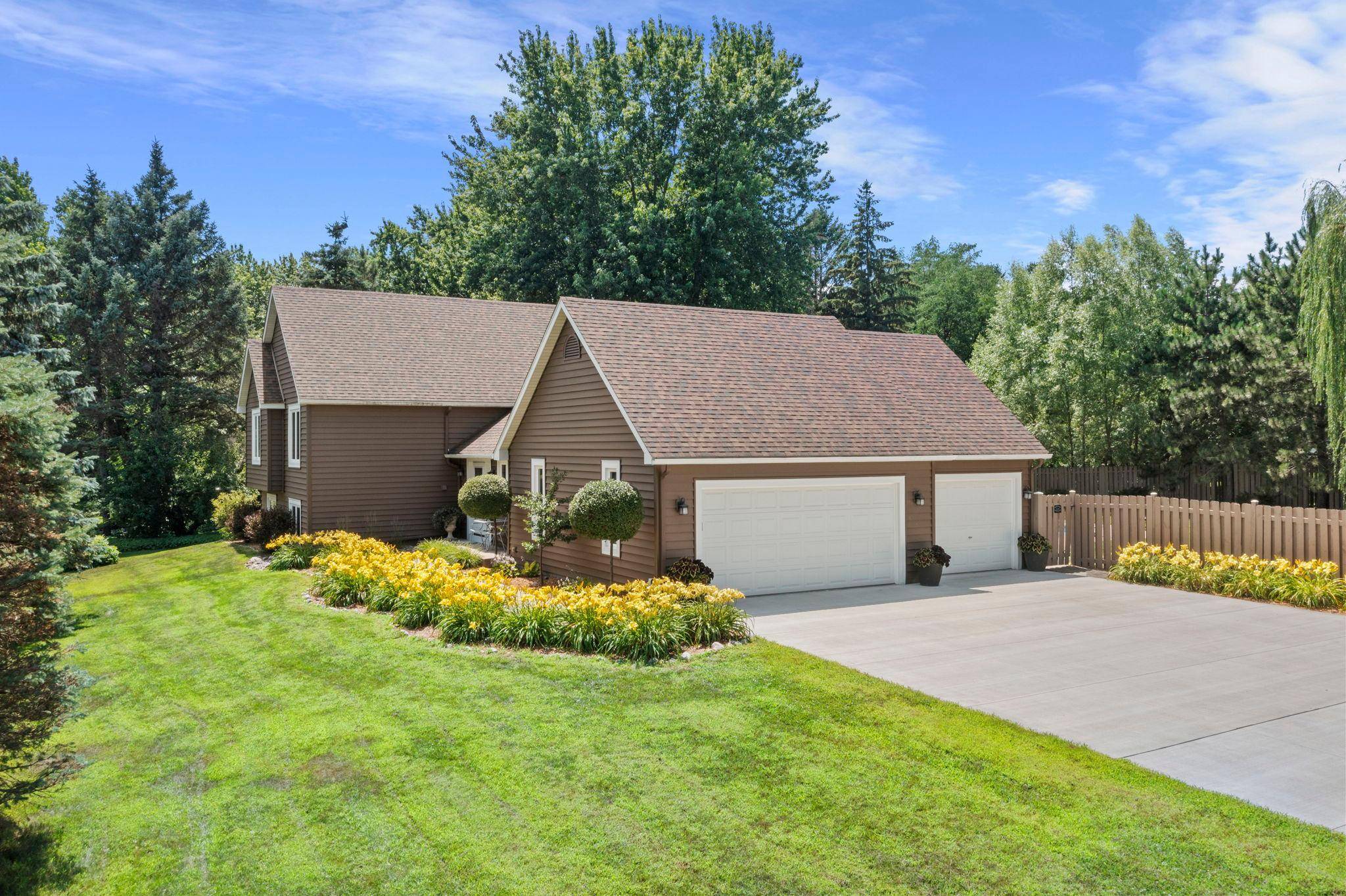 9040 E Sunrise CIR, Eden Prairie, MN 55347