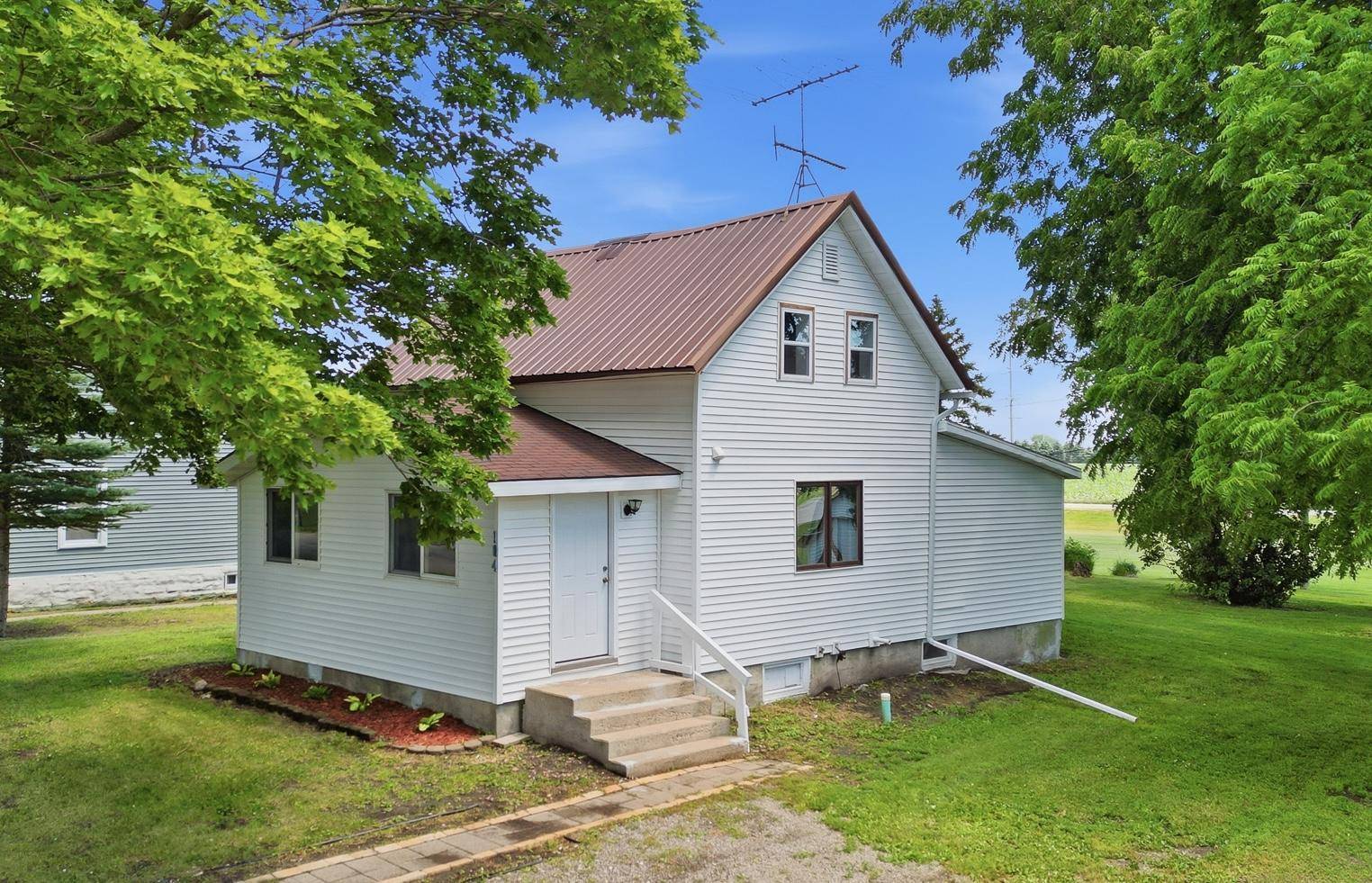104 N Secor ST, Bricelyn, MN 56014
