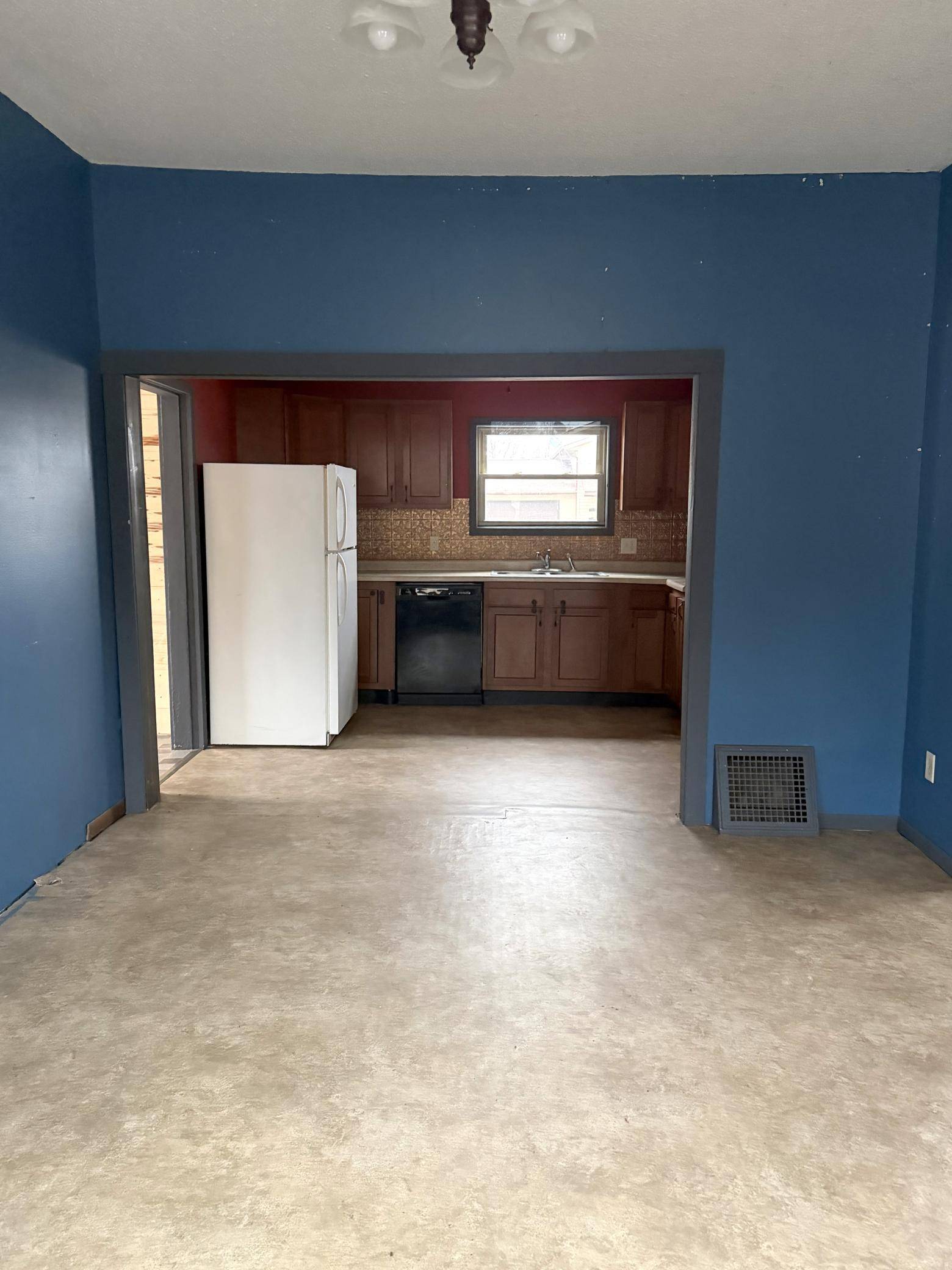 764 3rd AVE, Windom, MN 56101
