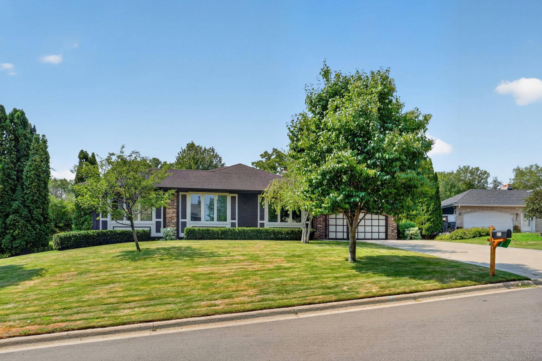21 Carriage LN, Burnsville, MN 55306