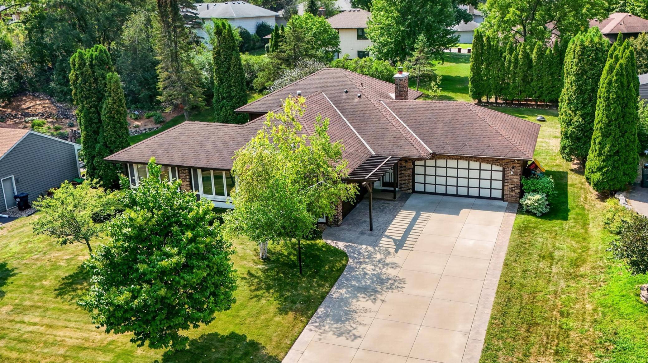 21 Carriage LN, Burnsville, MN 55306