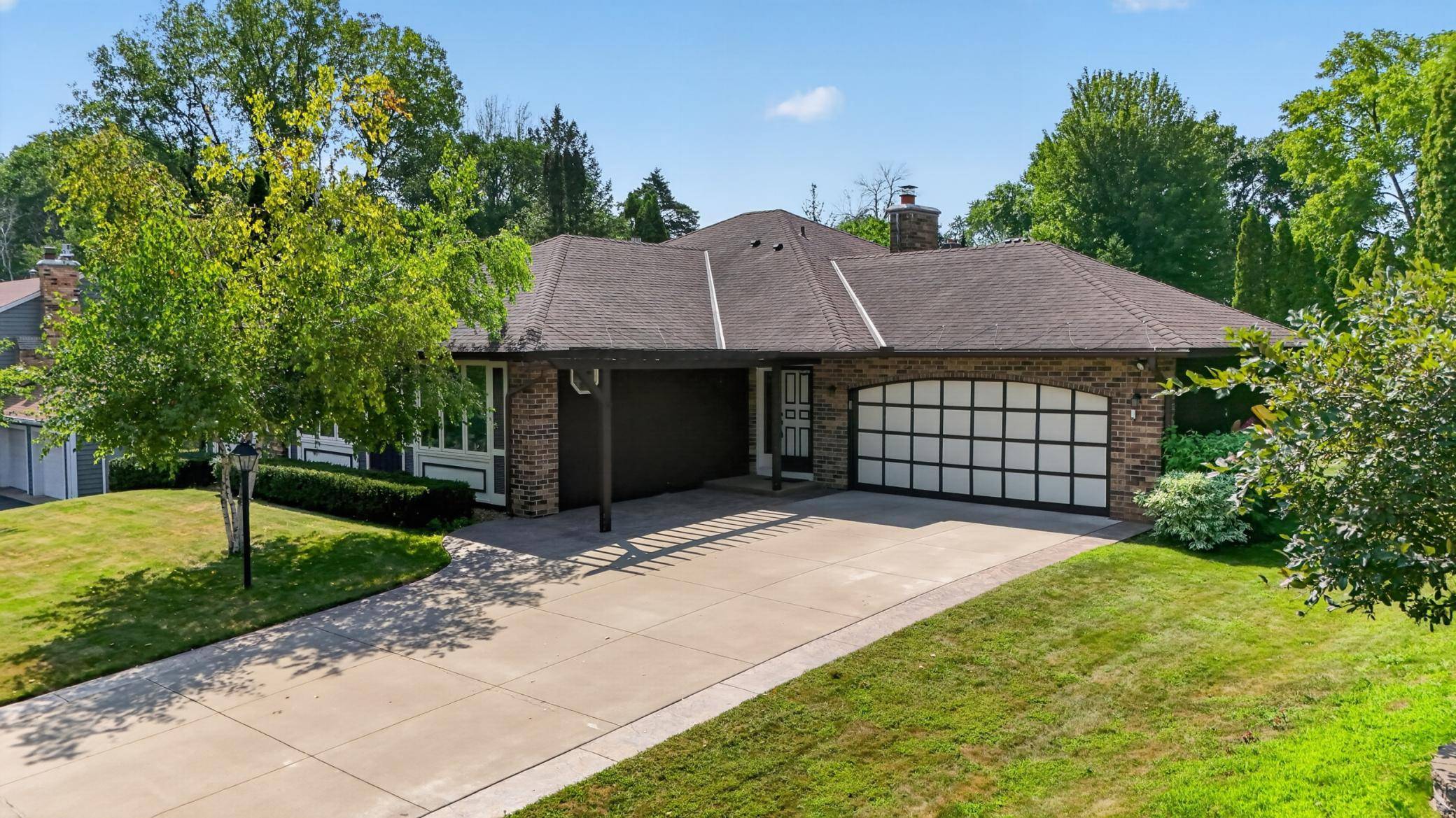 21 Carriage LN, Burnsville, MN 55306