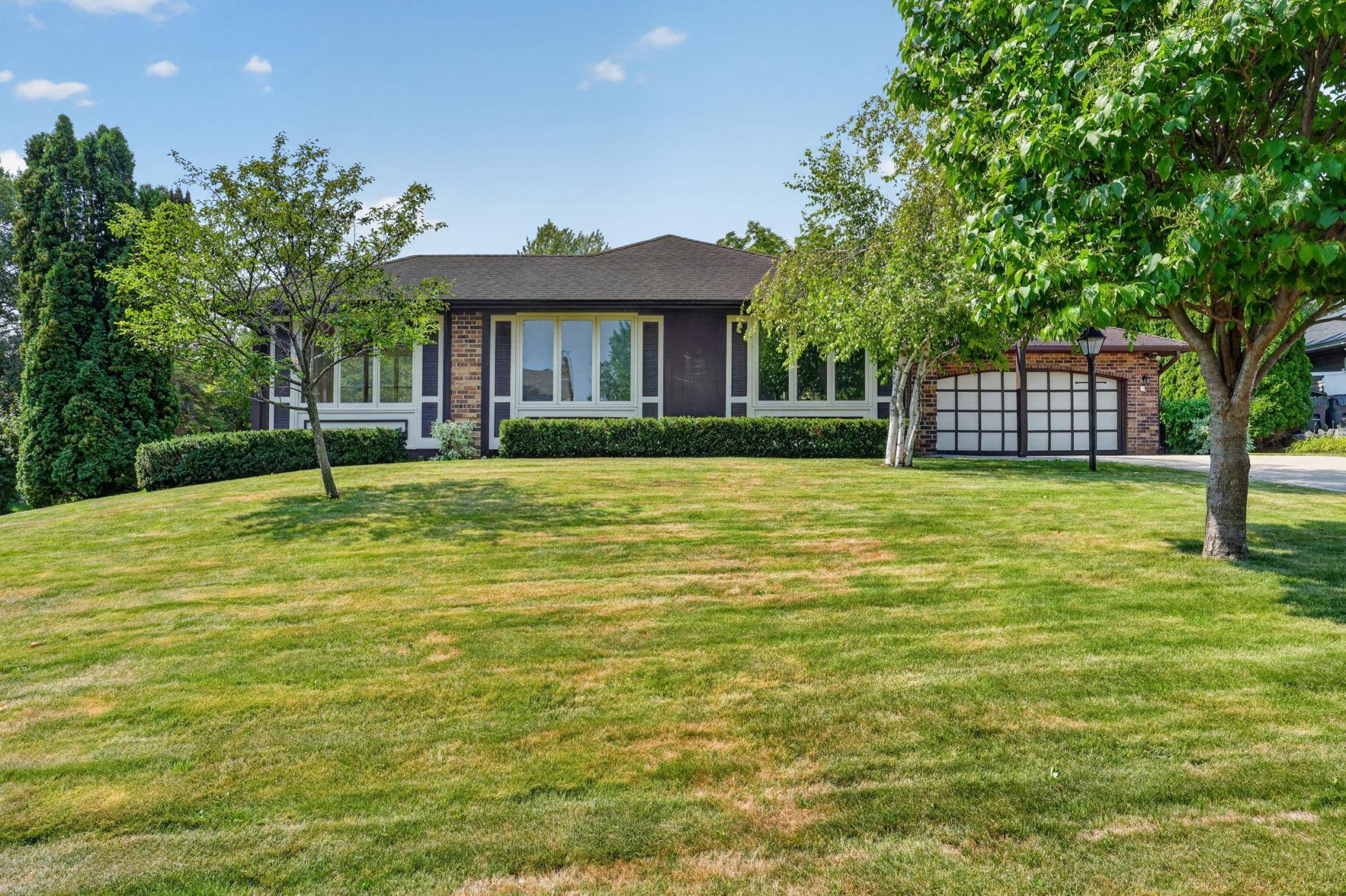 21 Carriage LN, Burnsville, MN 55306