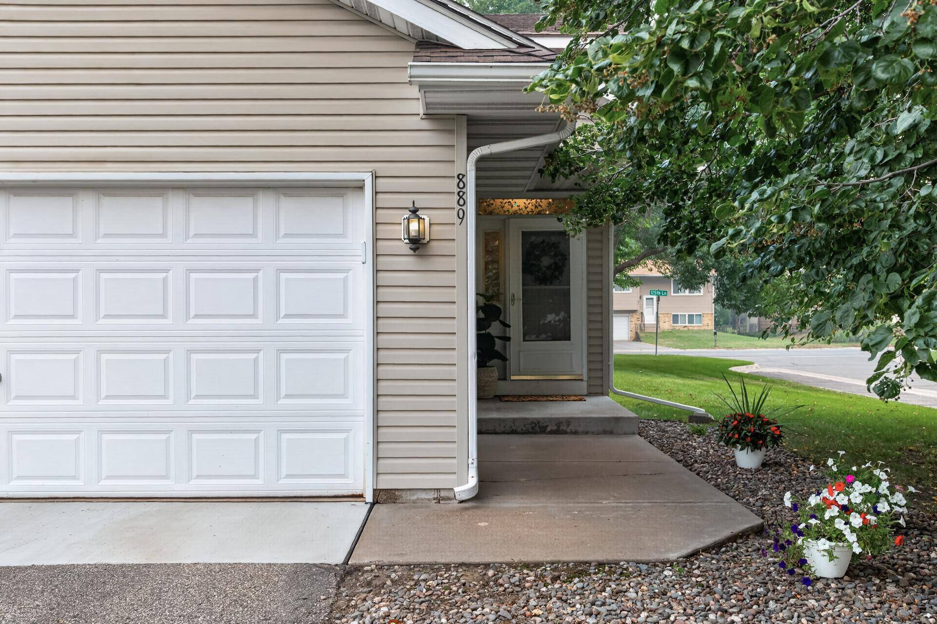 889 125th DR NE, Blaine, MN 55434