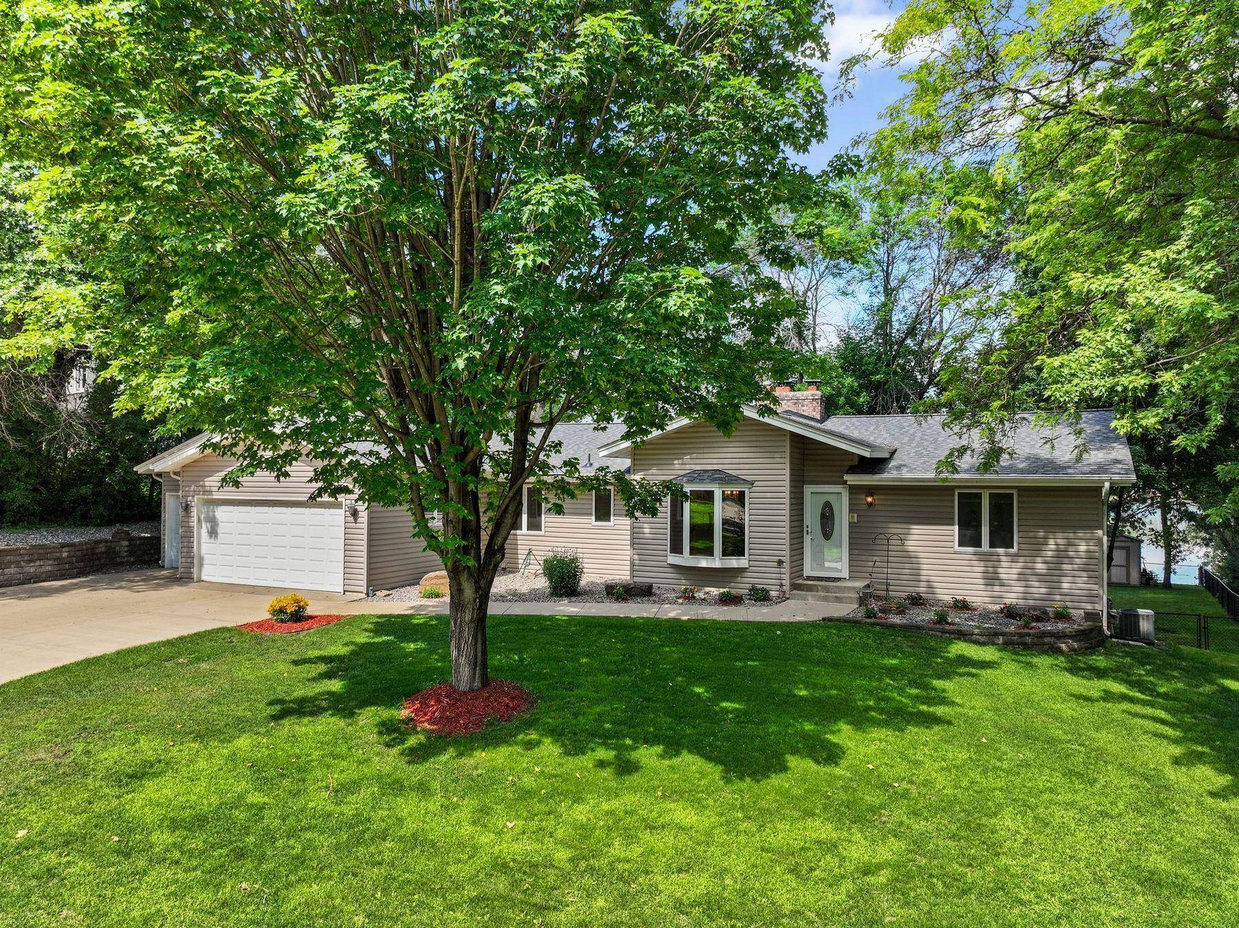 15700 Logarto LN, Burnsville, MN 55306