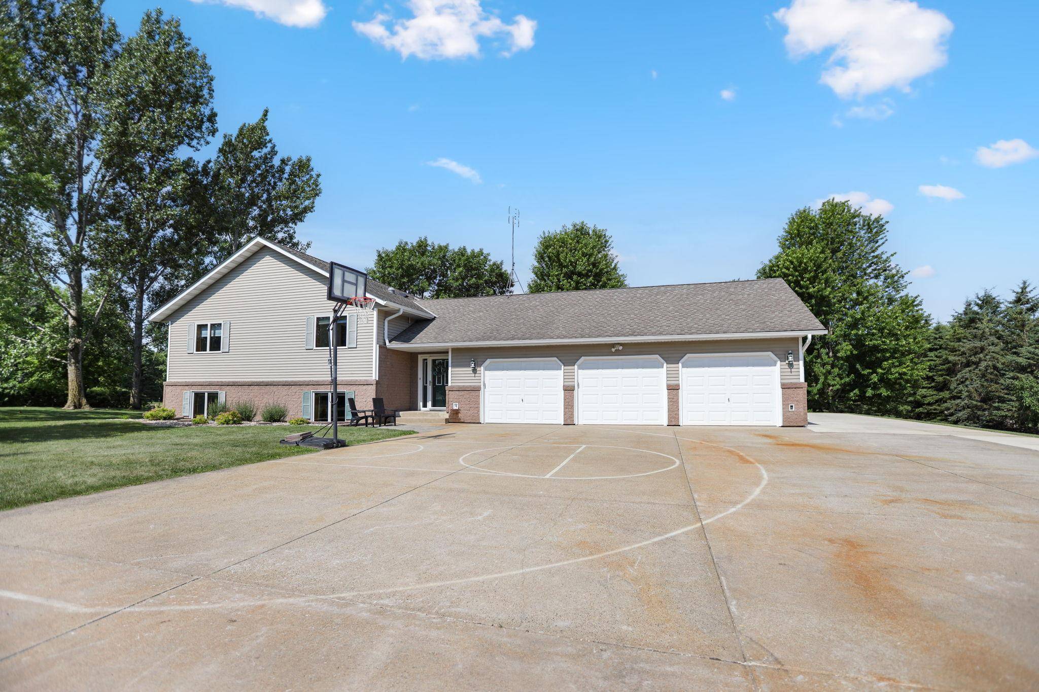 17834 Hunt Lake TRL, Faribault, MN 55021