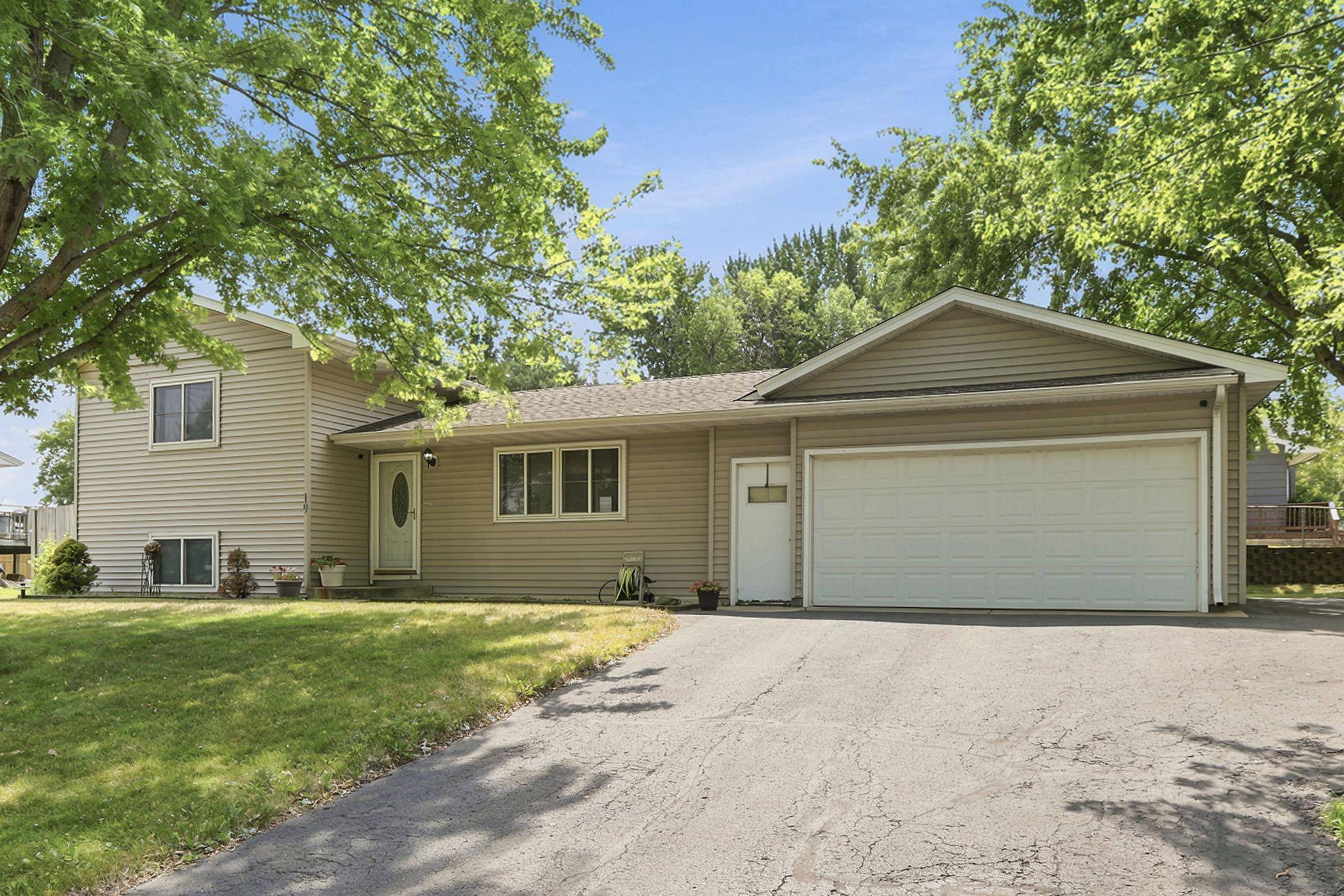 19 Heights RD NW, Saint Michael, MN 55376