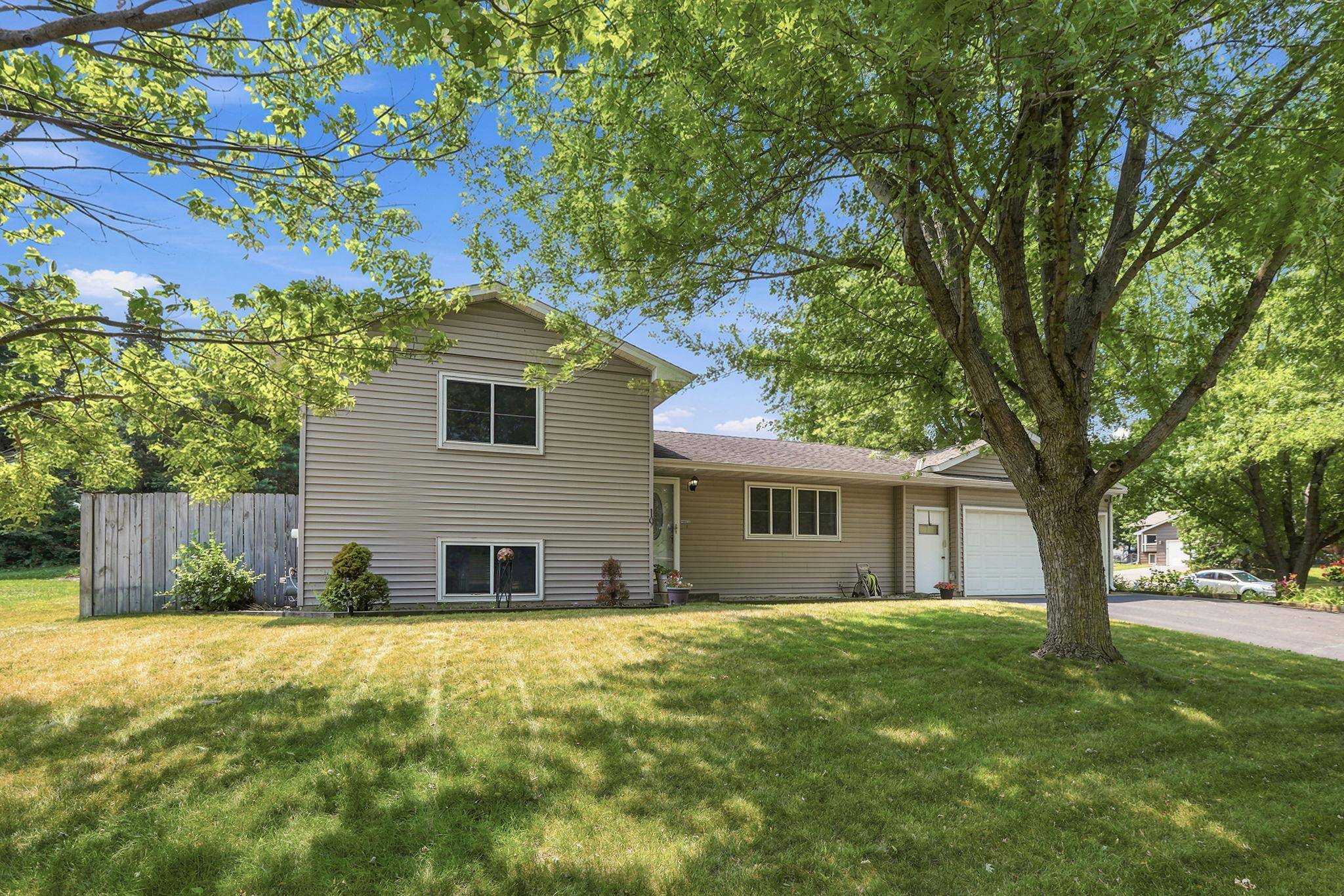 19 Heights RD NW, Saint Michael, MN 55376