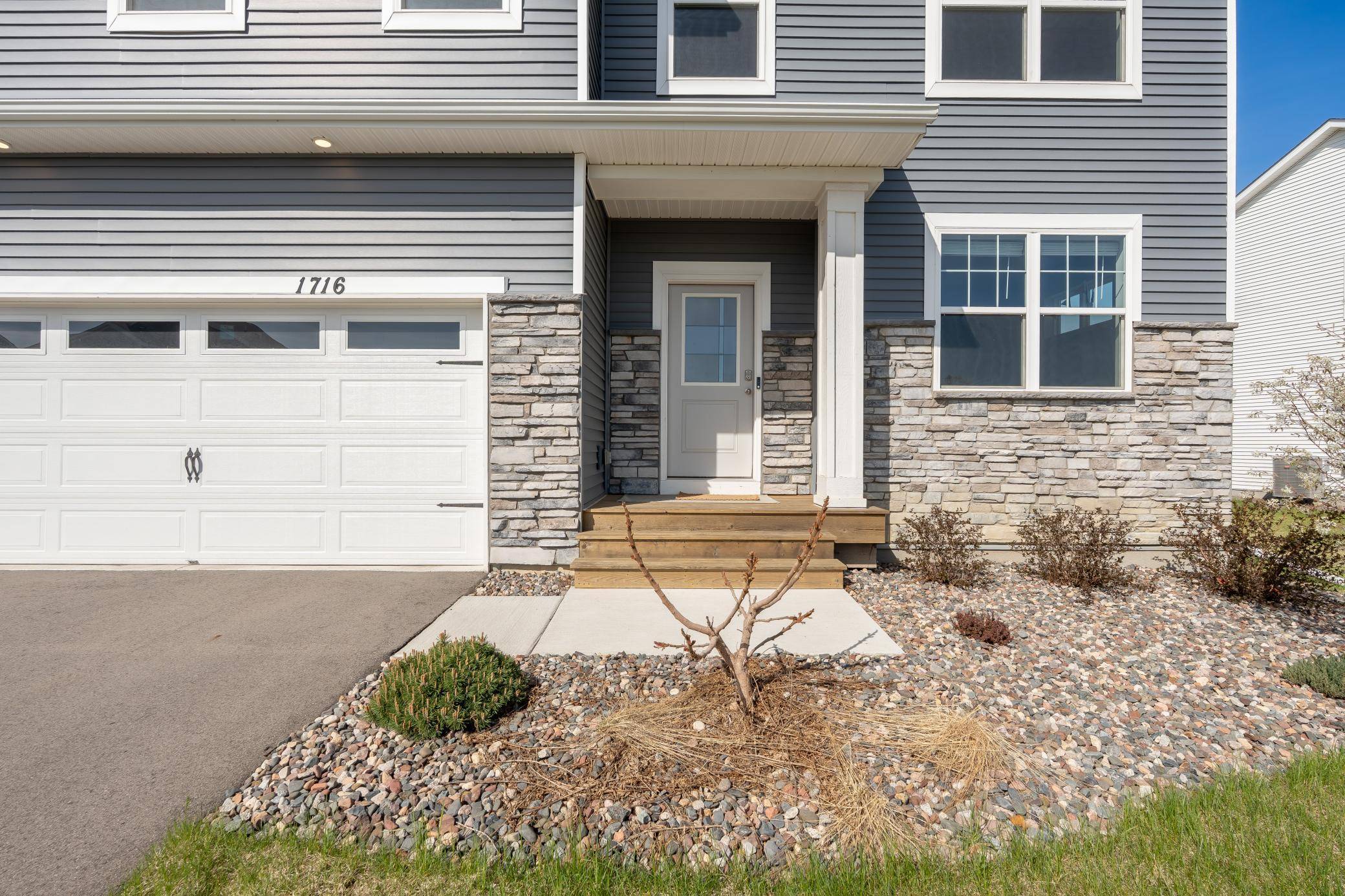 1716 Rainier DR, Shakopee, MN 55379