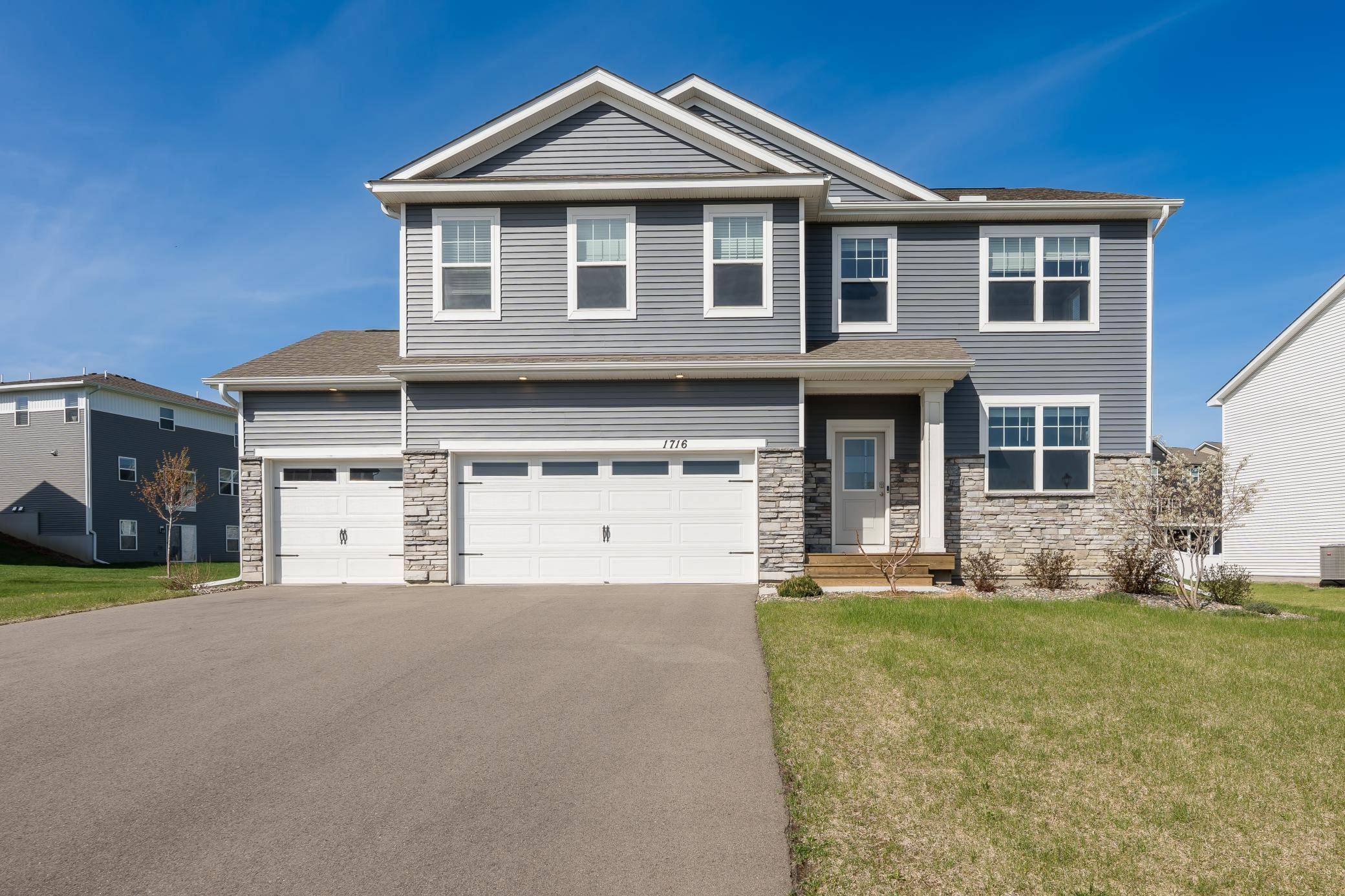 1716 Rainier DR, Shakopee, MN 55379