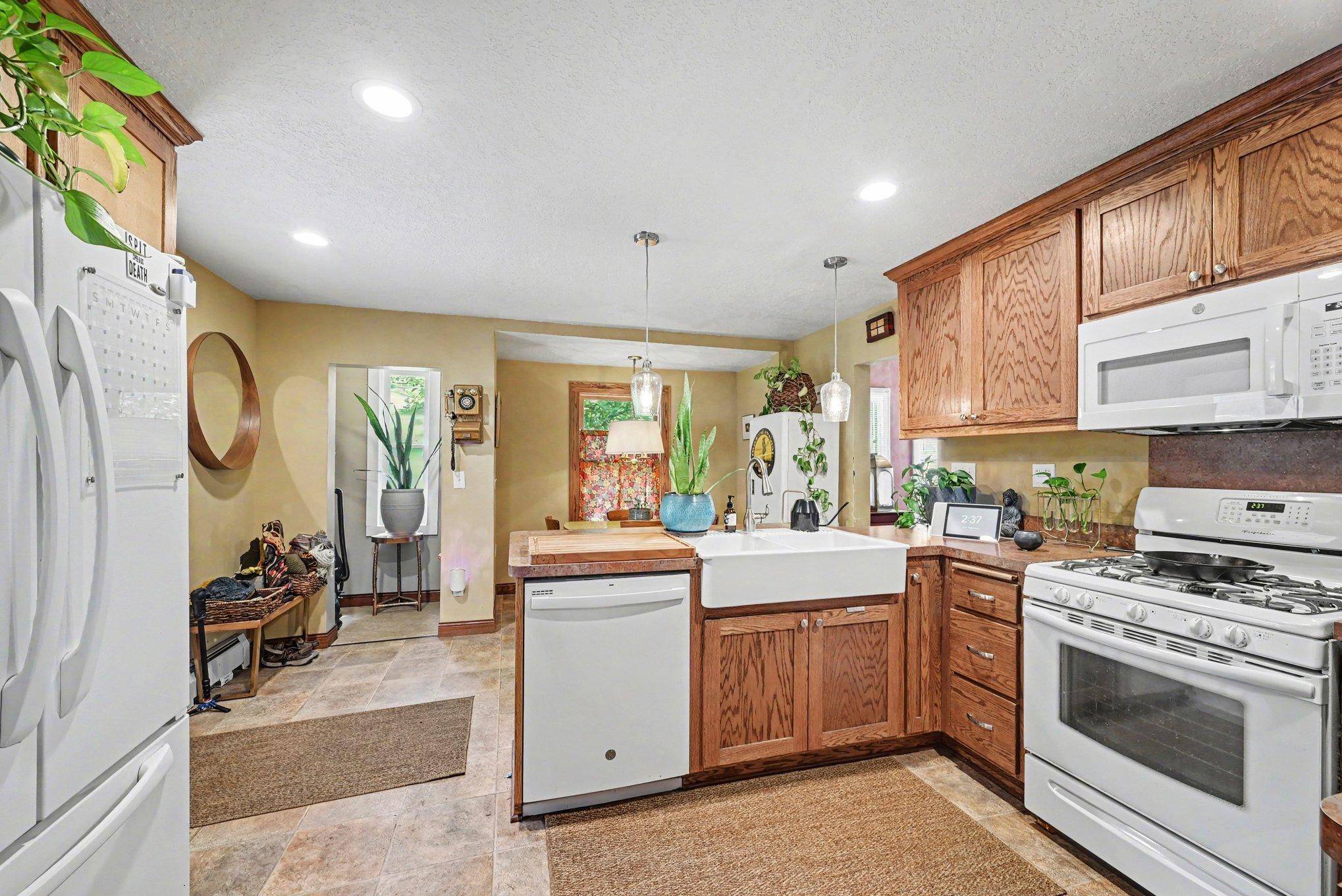 1260 Woodbridge ST, Saint Paul, MN 55117