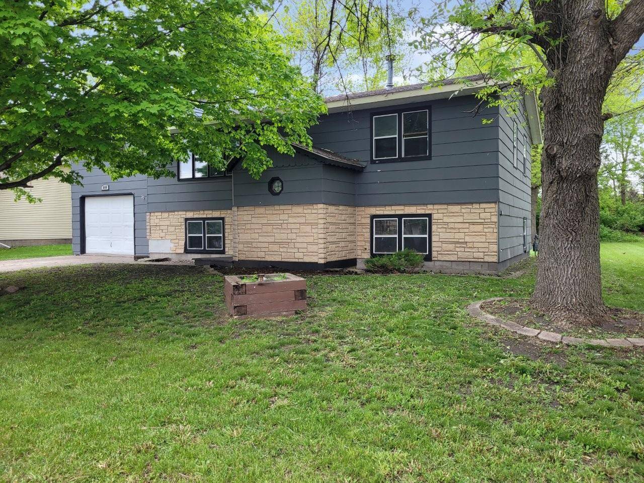 640 Ranchwood DR, Bird Island, MN 55310
