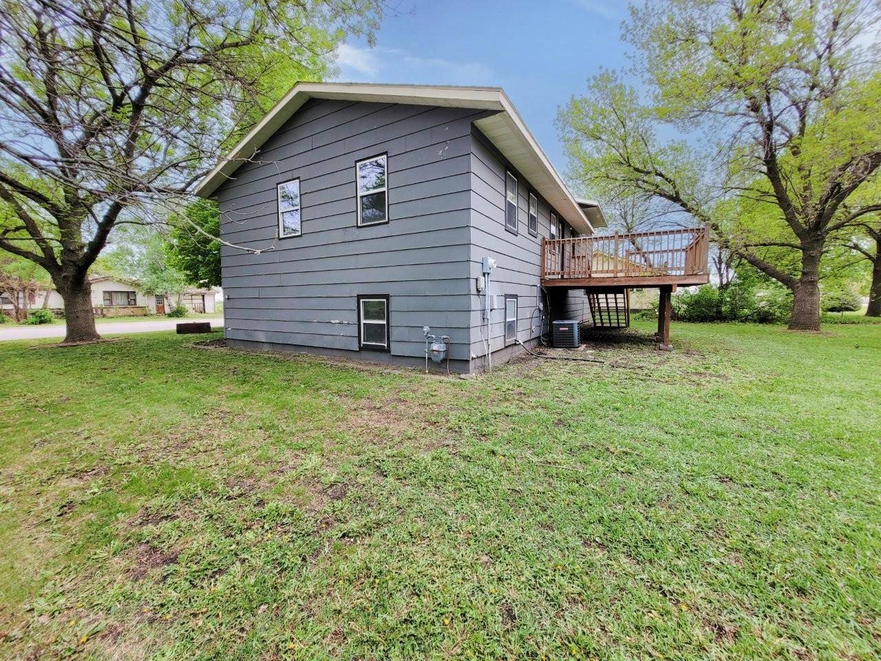 640 Ranchwood DR, Bird Island, MN 55310