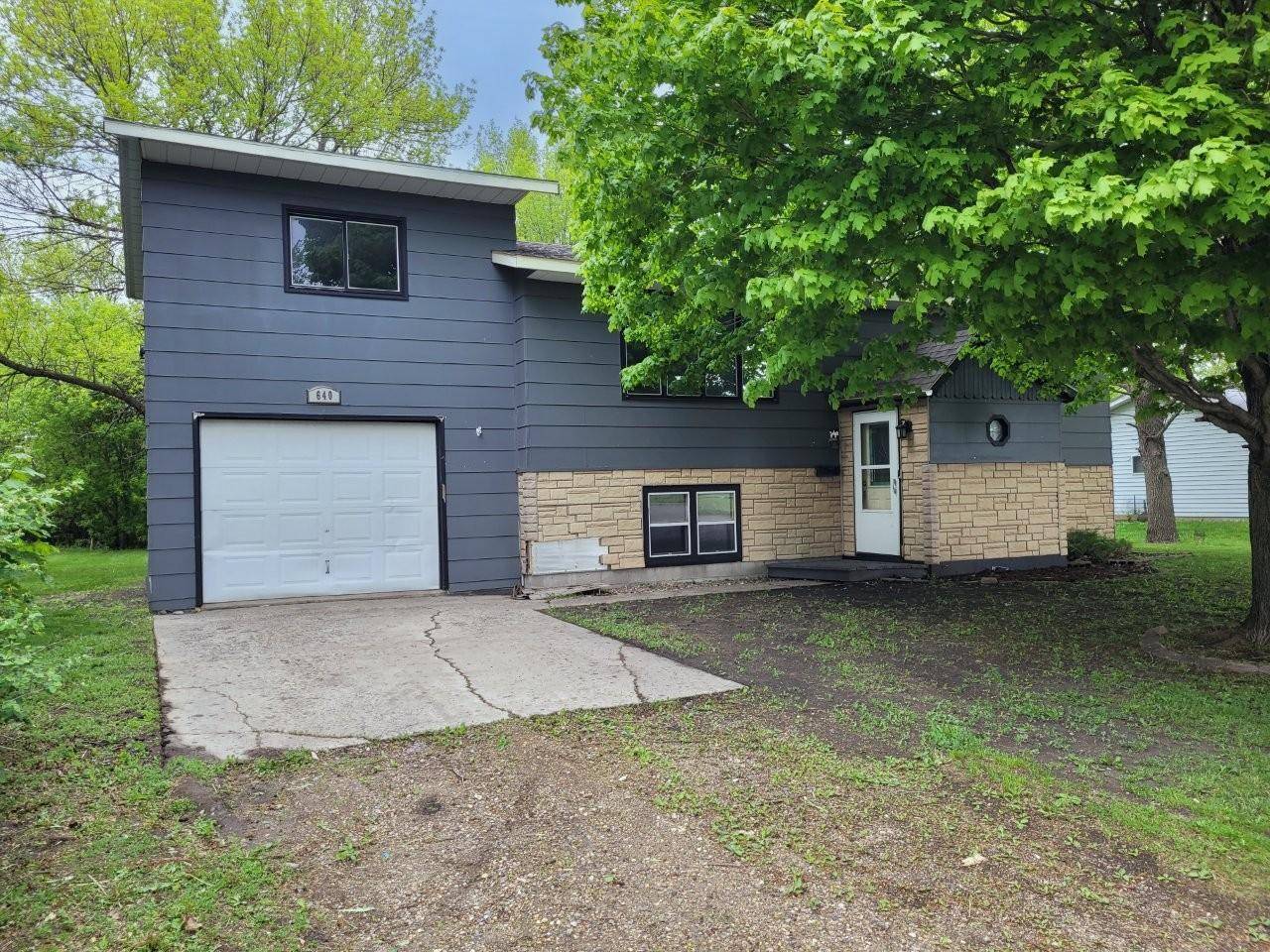 640 Ranchwood DR, Bird Island, MN 55310