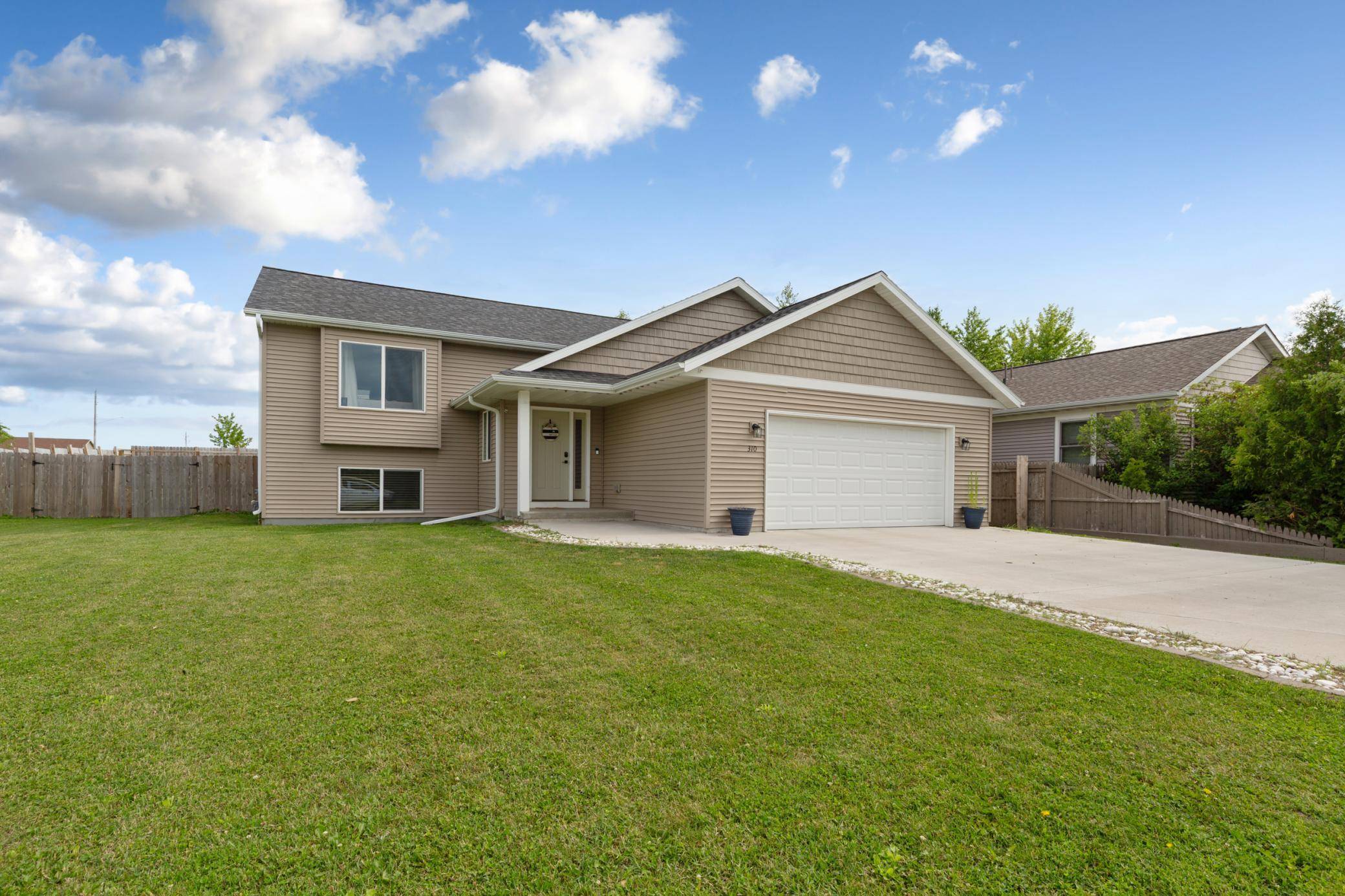 310 Autumn Hills PL NE, Owatonna, MN 55060