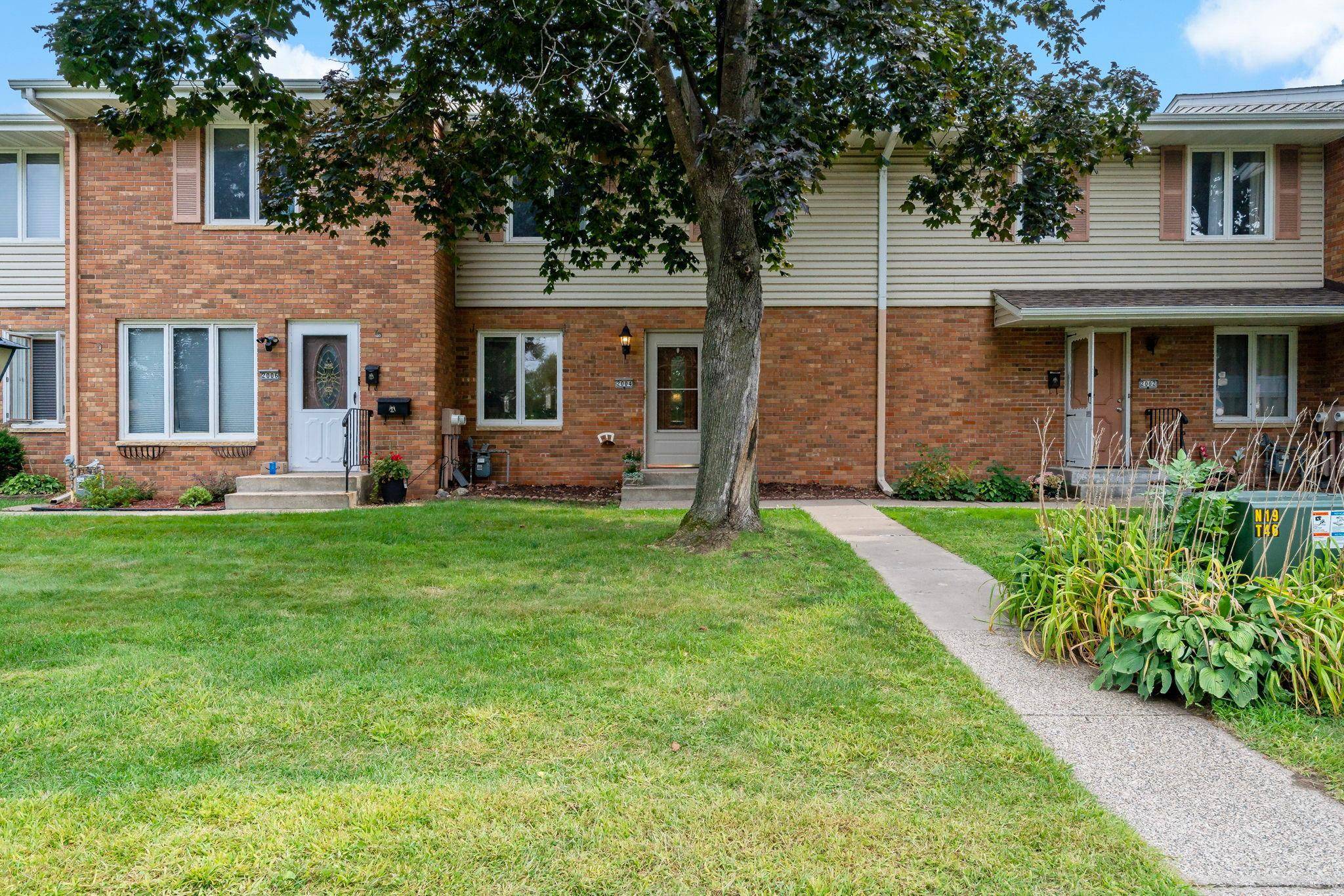 2004 Arkwright ST, Maplewood, MN 55117