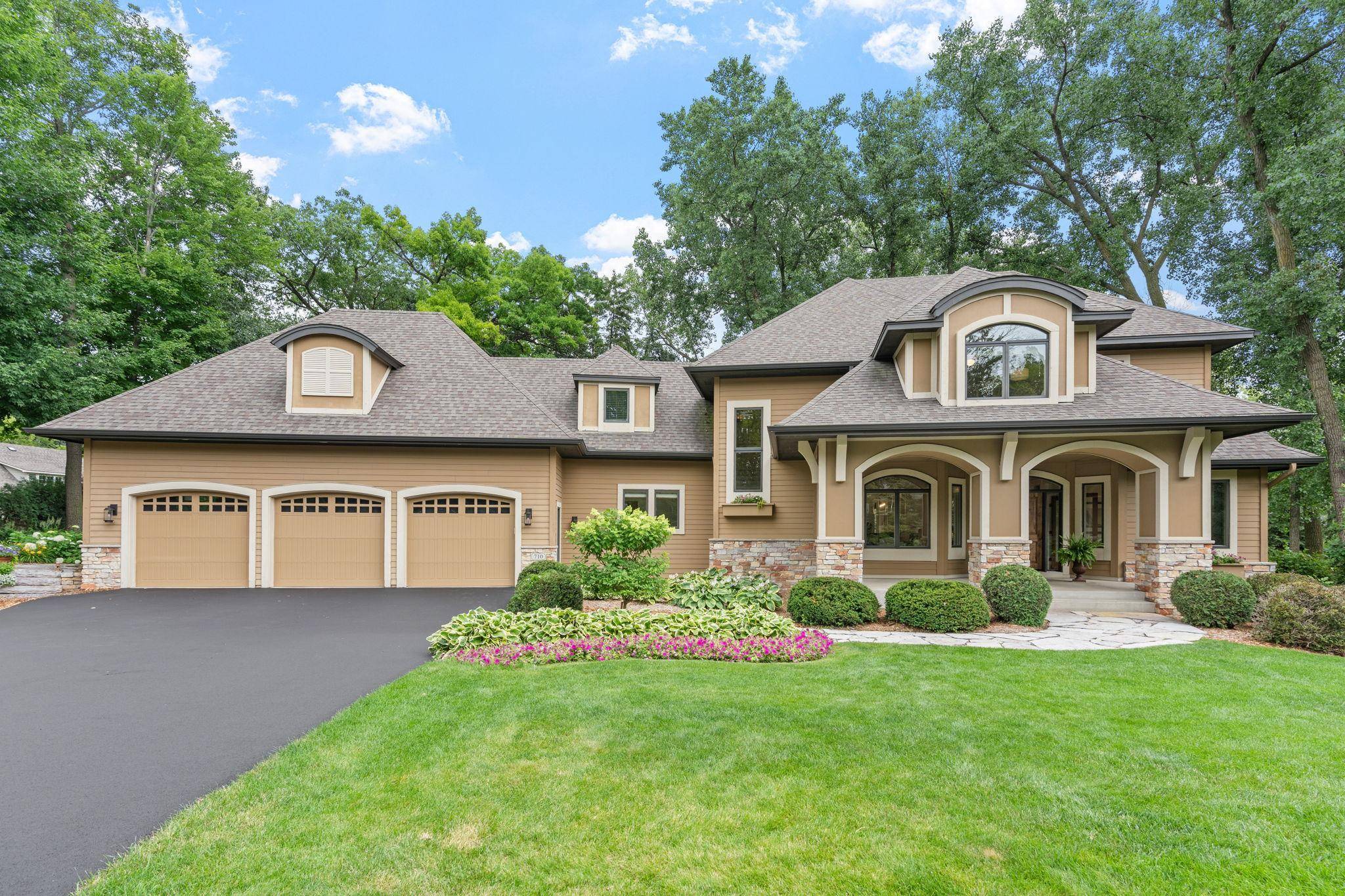 710 Shadyview LN N, Plymouth, MN 55447