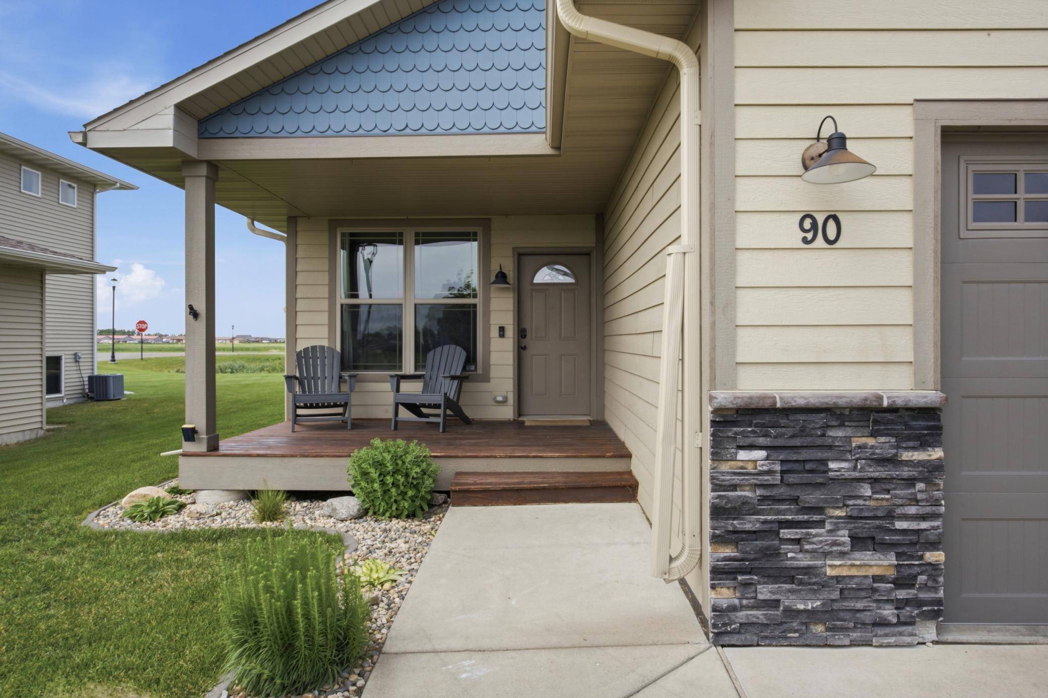 90 6th ST E, Horace, ND 58047