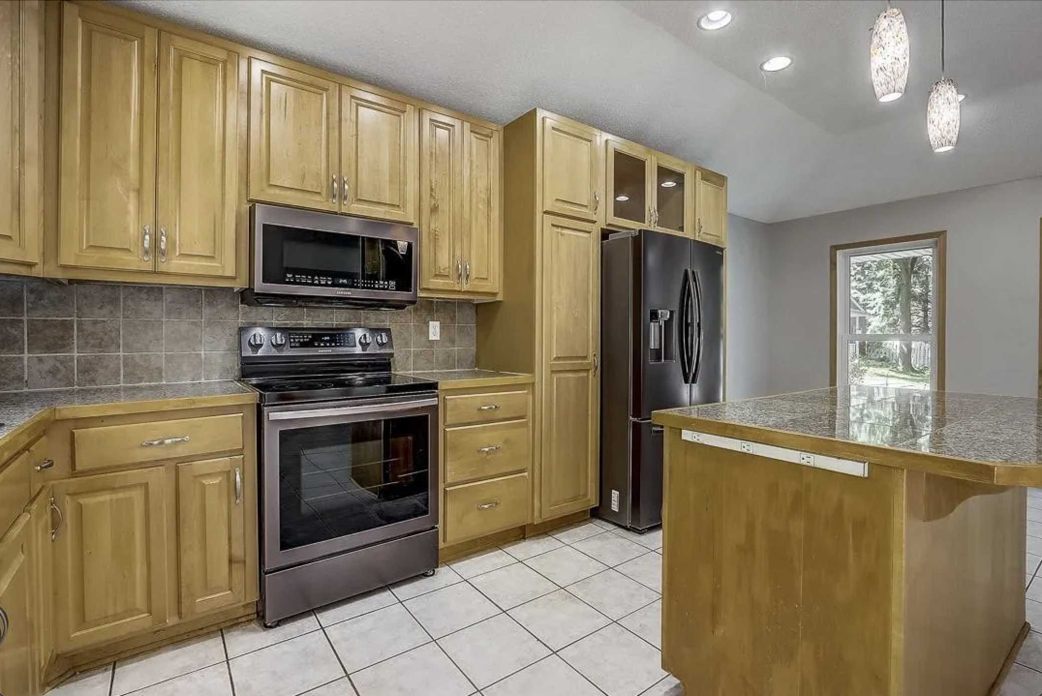 8778 Hawthorne DR, Eden Prairie, MN 55347