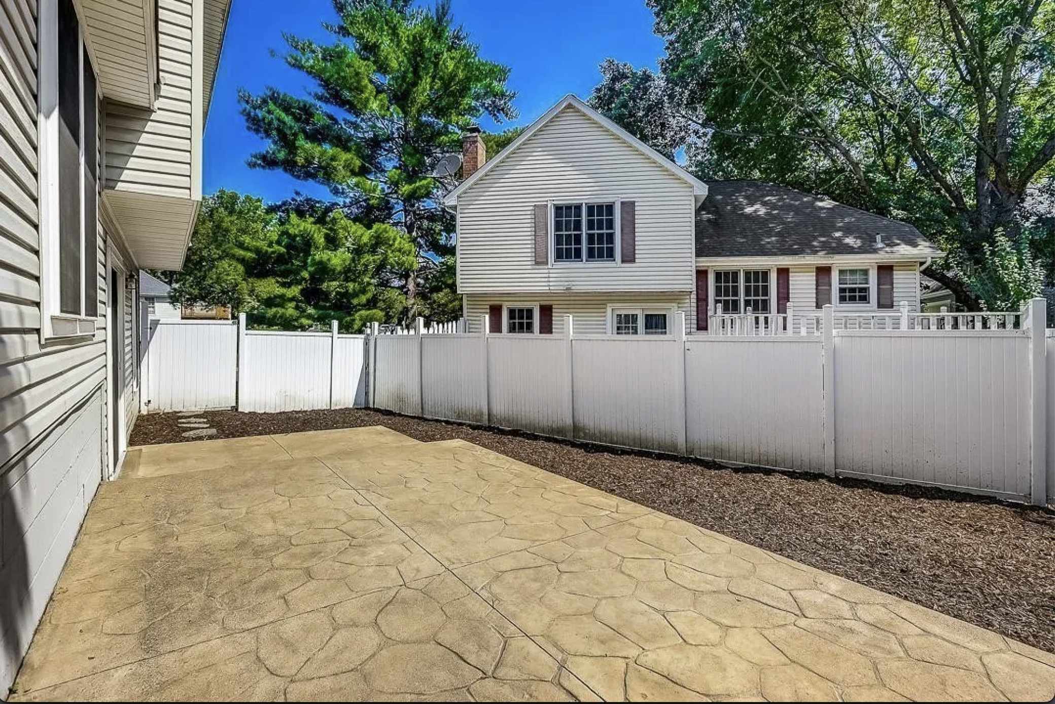 8778 Hawthorne DR, Eden Prairie, MN 55347