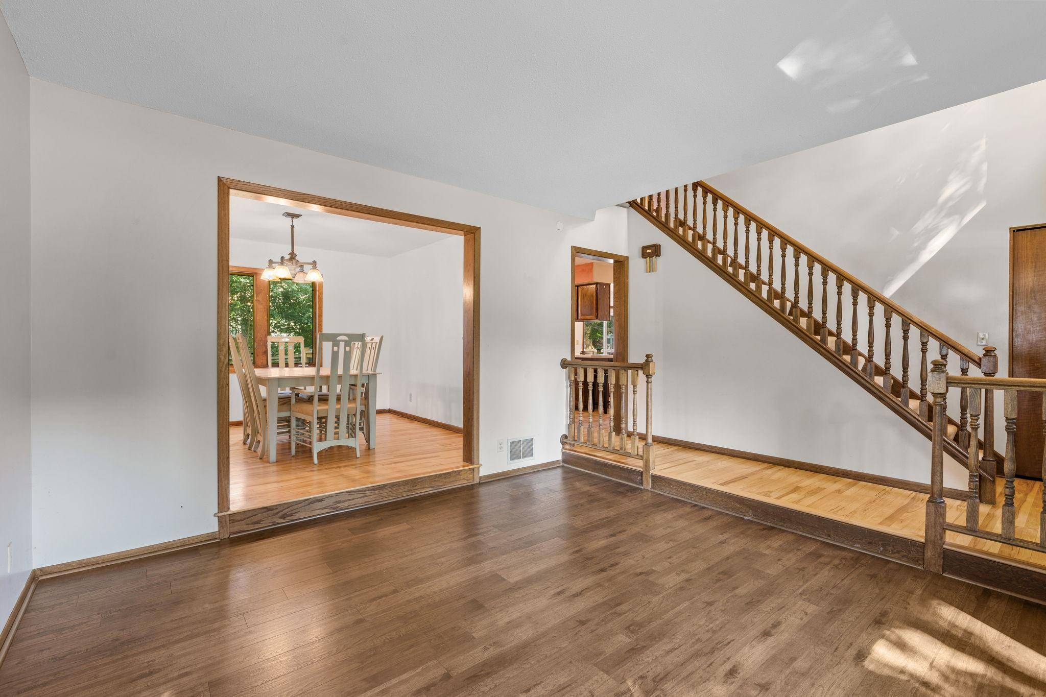10298 Mooer LN, Eden Prairie, MN 55347