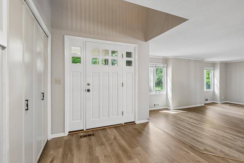 8440 Bayridge LN, Bloomington, MN 55438