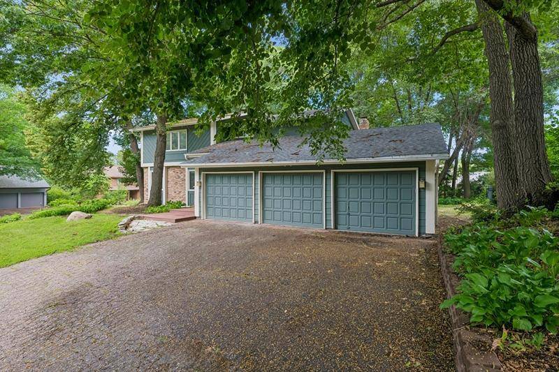8440 Bayridge LN, Bloomington, MN 55438