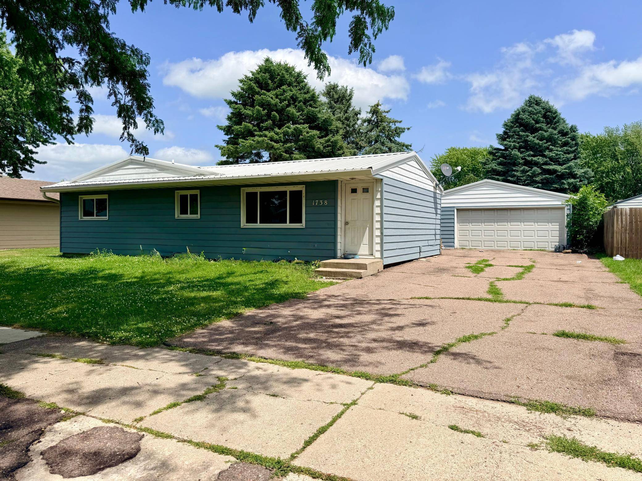 1738 Skyline DR, Worthington, MN 56187
