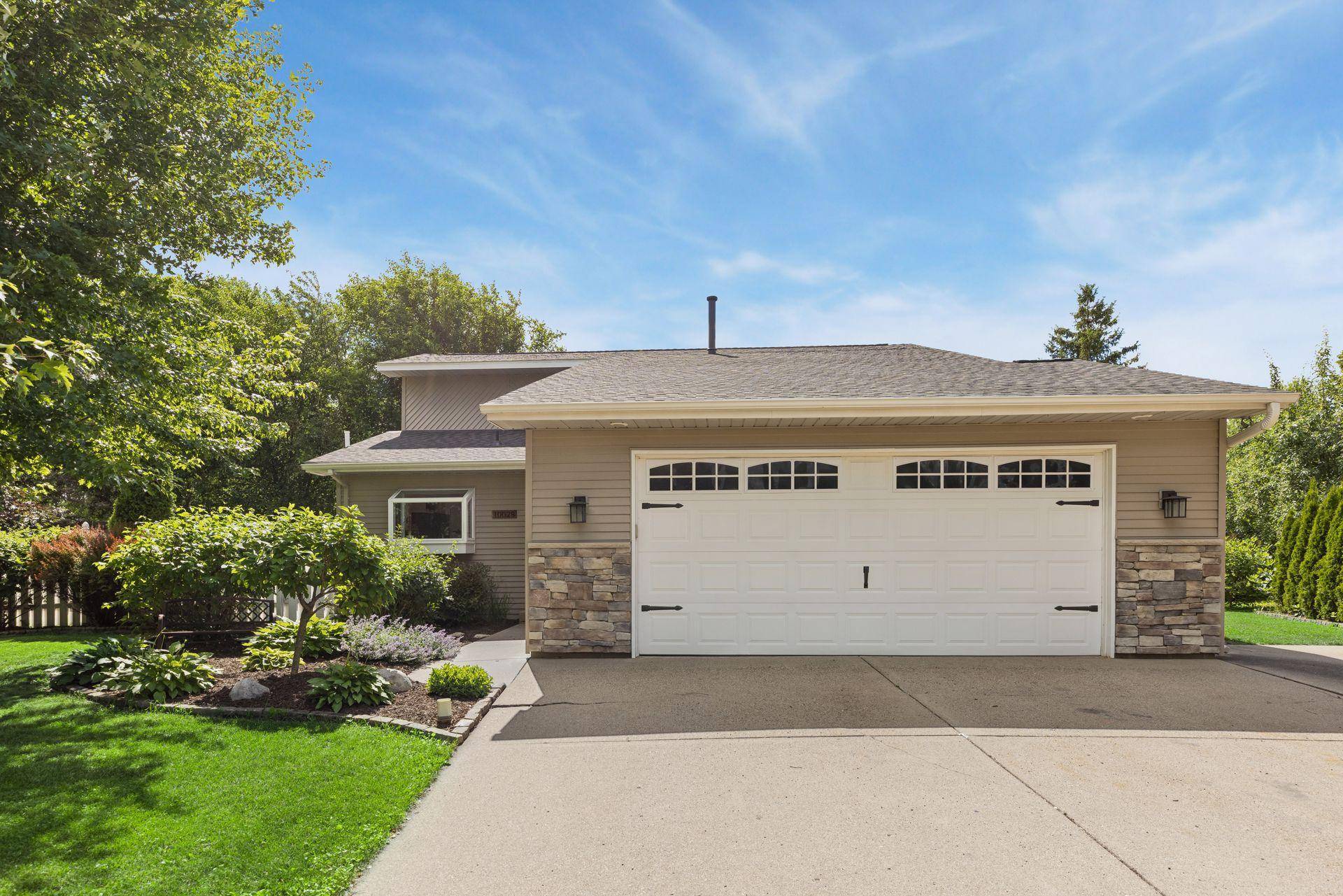 10028 Park CIR, Bloomington, MN 55420