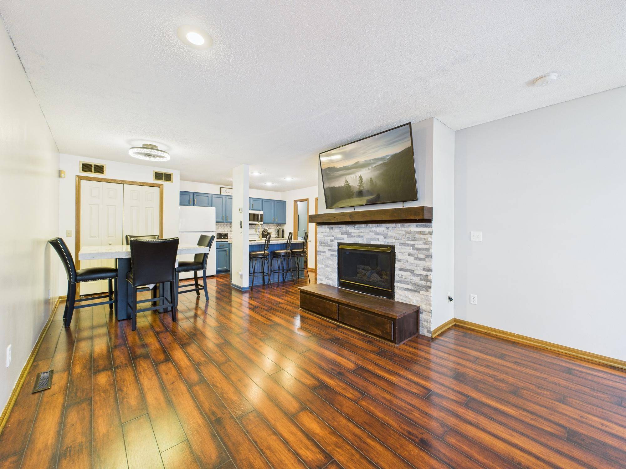 1853 Riverwood DR #4, Burnsville, MN 55337