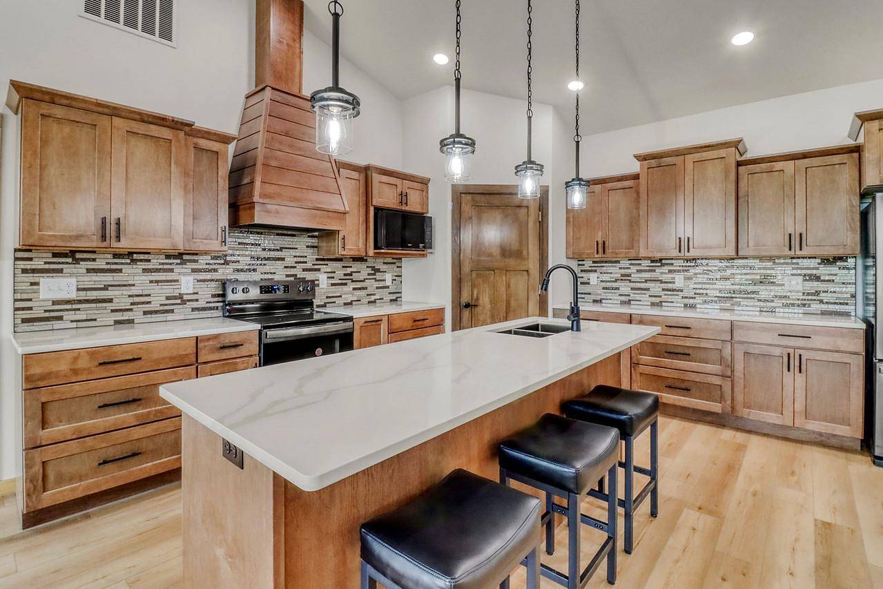 215 Emma CT, Mapleton, ND 58059
