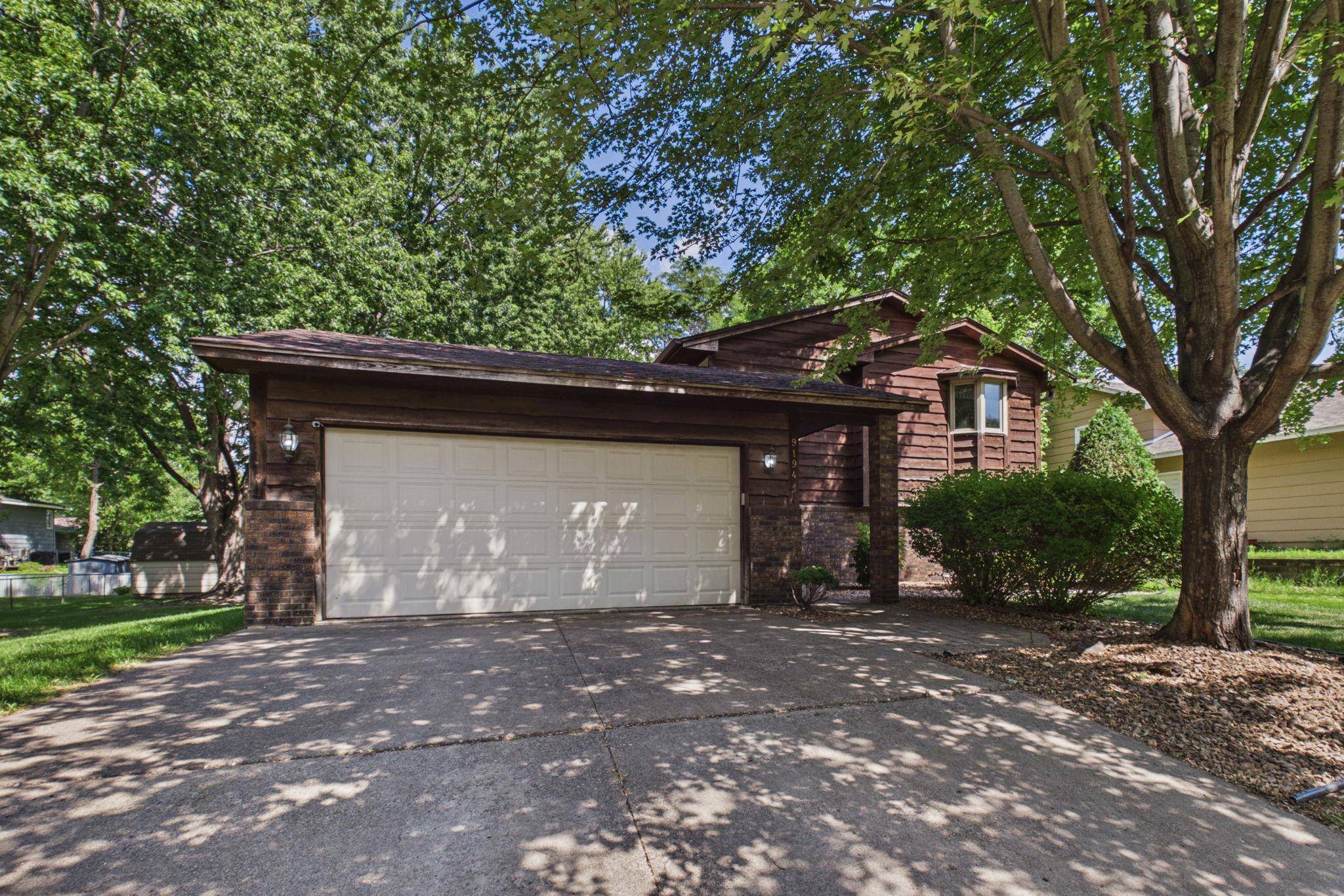 9194 Goldenrod LN N, Maple Grove, MN 55369