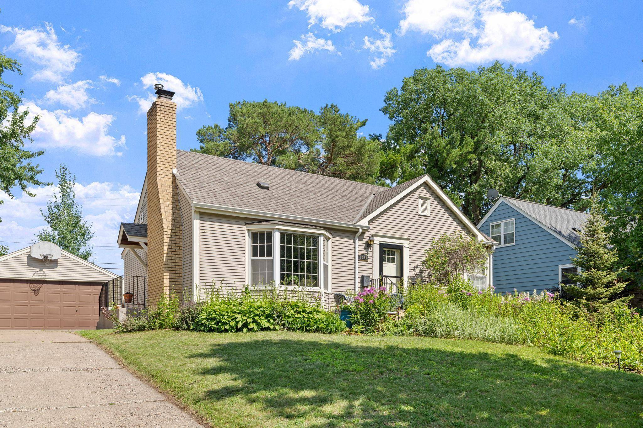1820 Holton ST, Falcon Heights, MN 55113