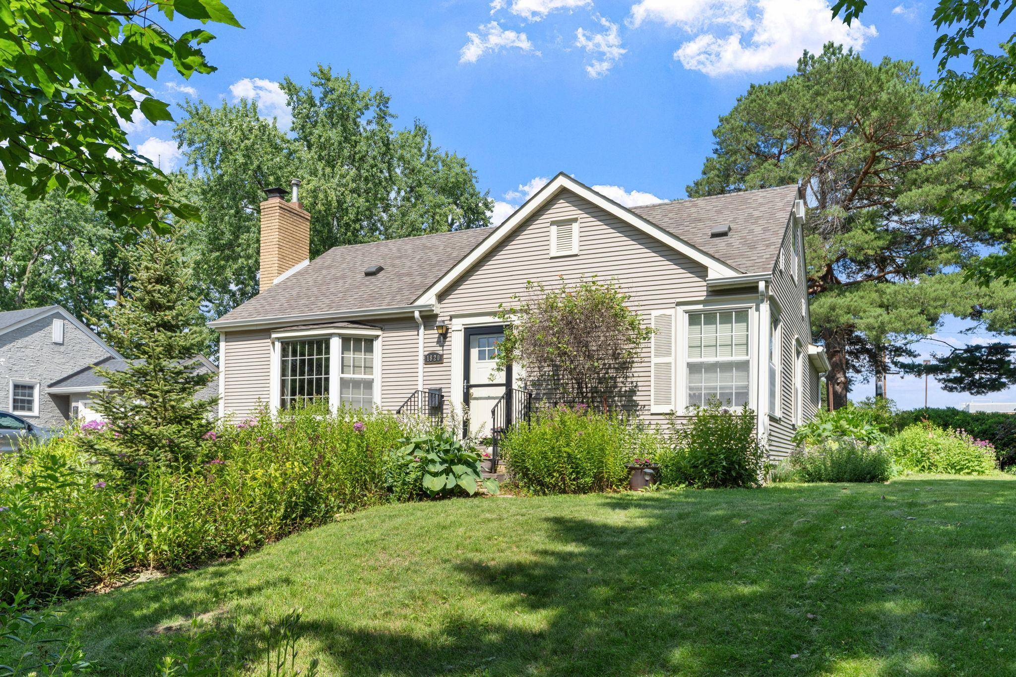 1820 Holton ST, Falcon Heights, MN 55113