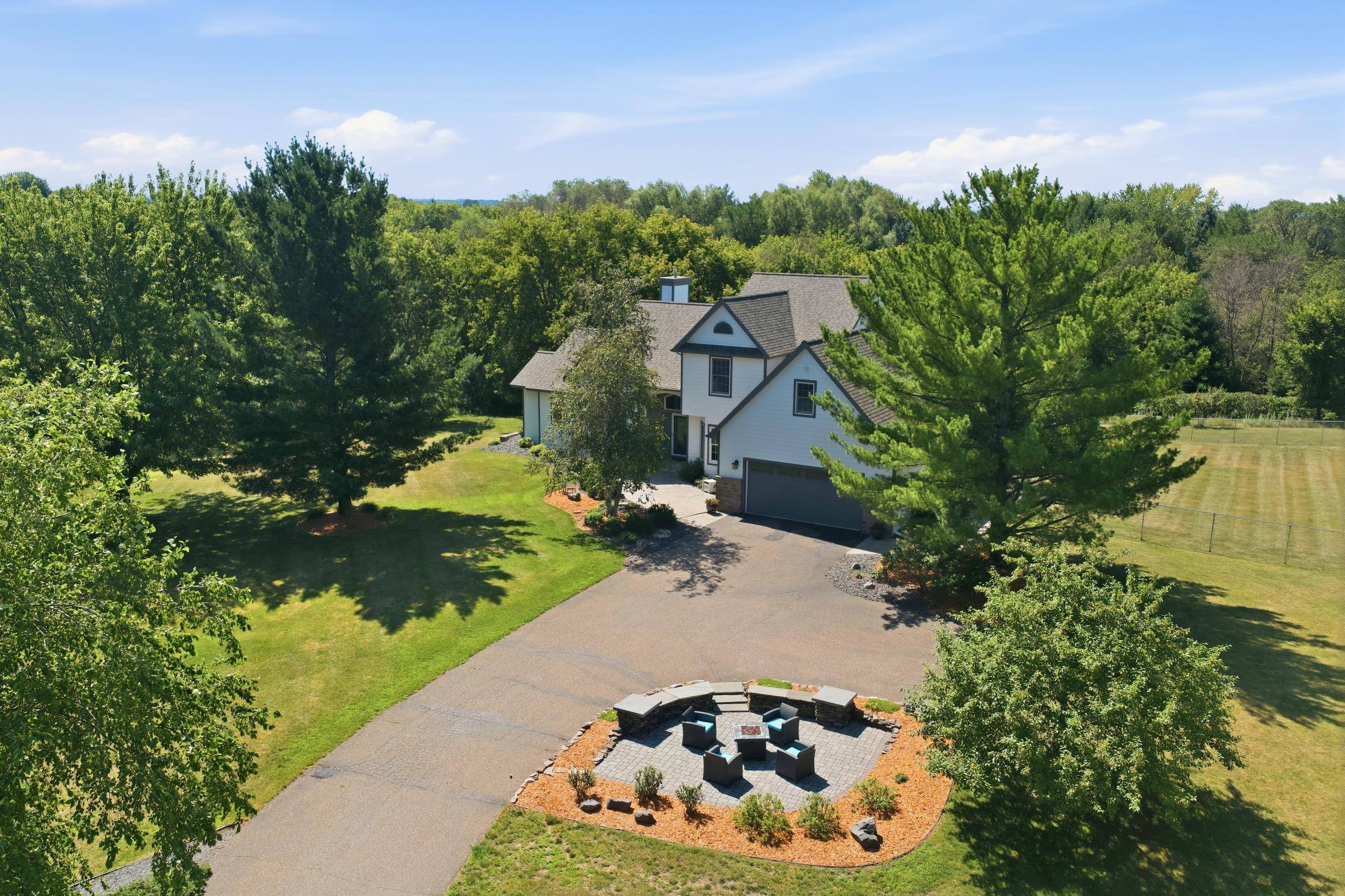 923 Cloverleaf CIR, Hudson, WI 54016