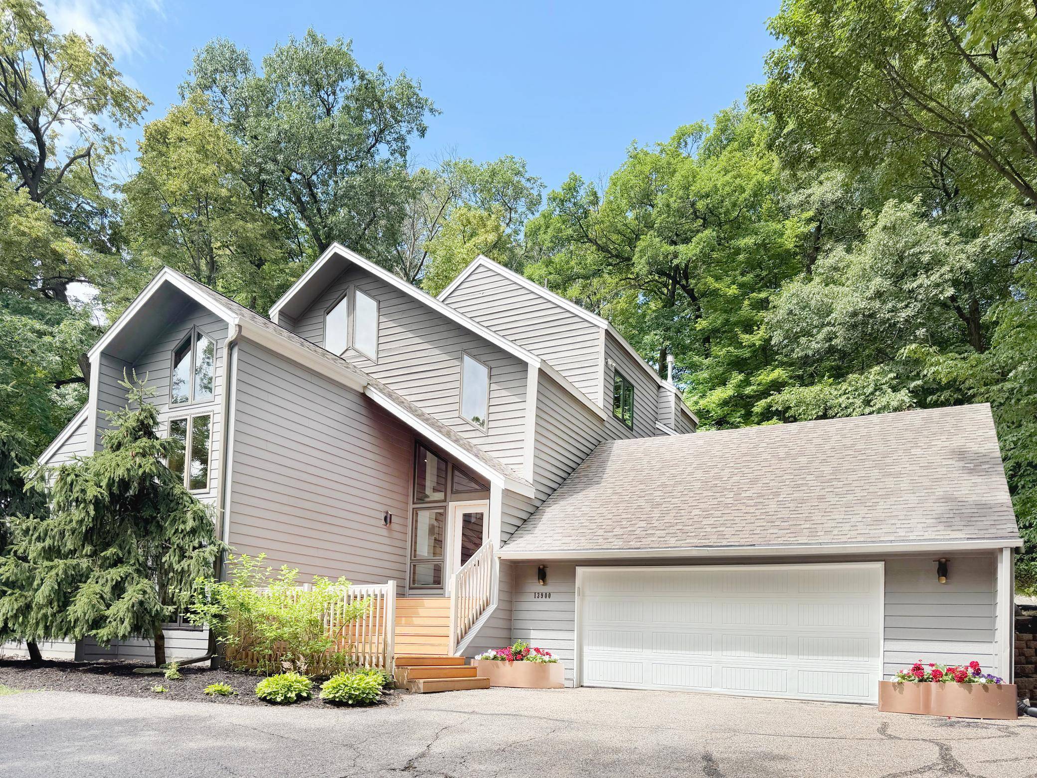 13900 Hill Ridge DR, Hopkins, MN 55305
