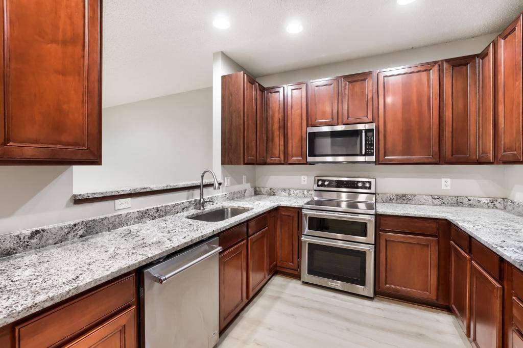 4940 Underwood LN N #4940D, Plymouth, MN 55442