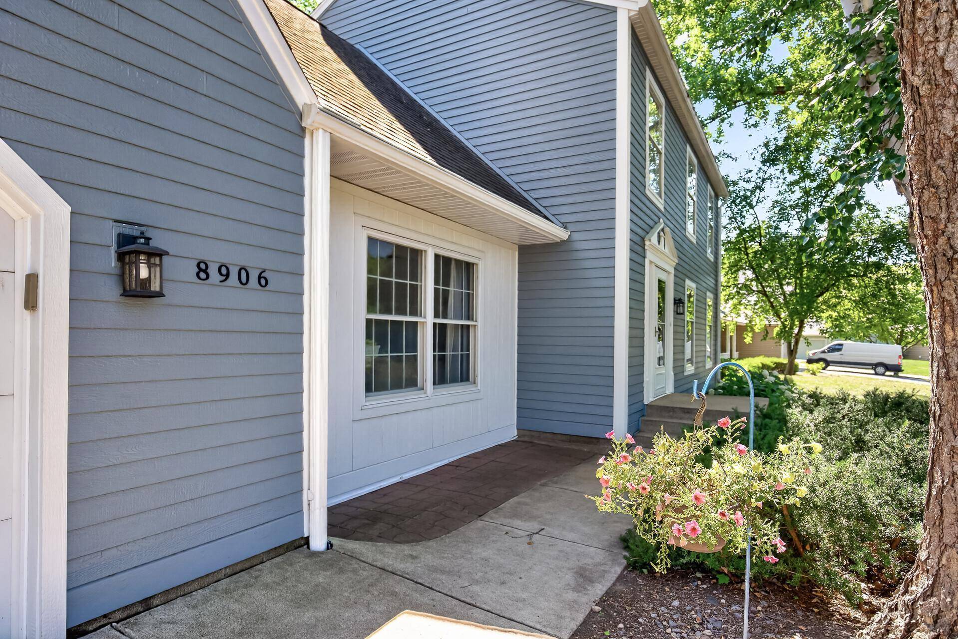 8906 138th Street CT, Apple Valley, MN 55124