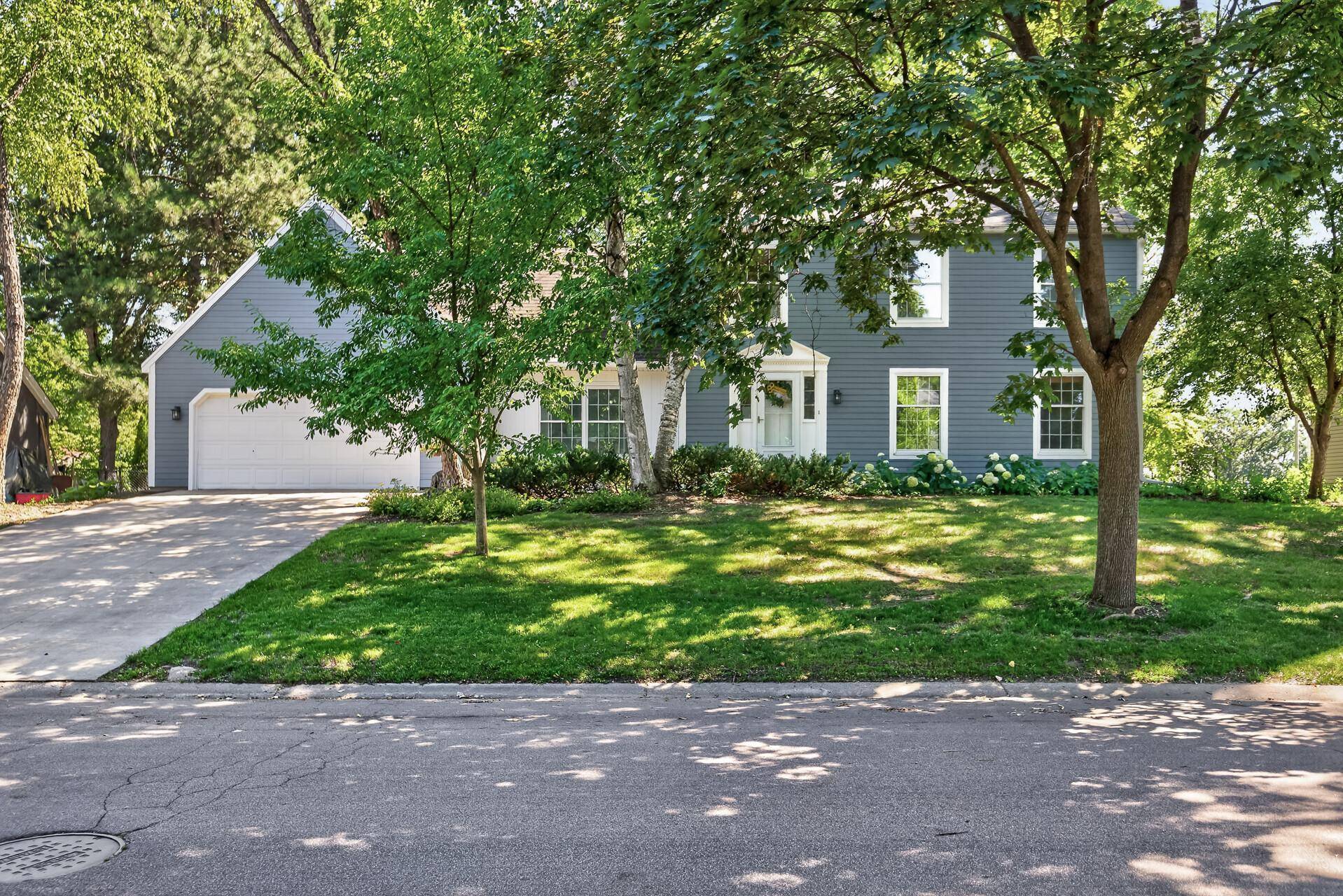 8906 138th Street CT, Apple Valley, MN 55124