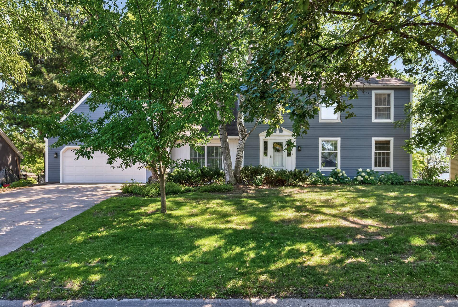 8906 138th Street CT, Apple Valley, MN 55124