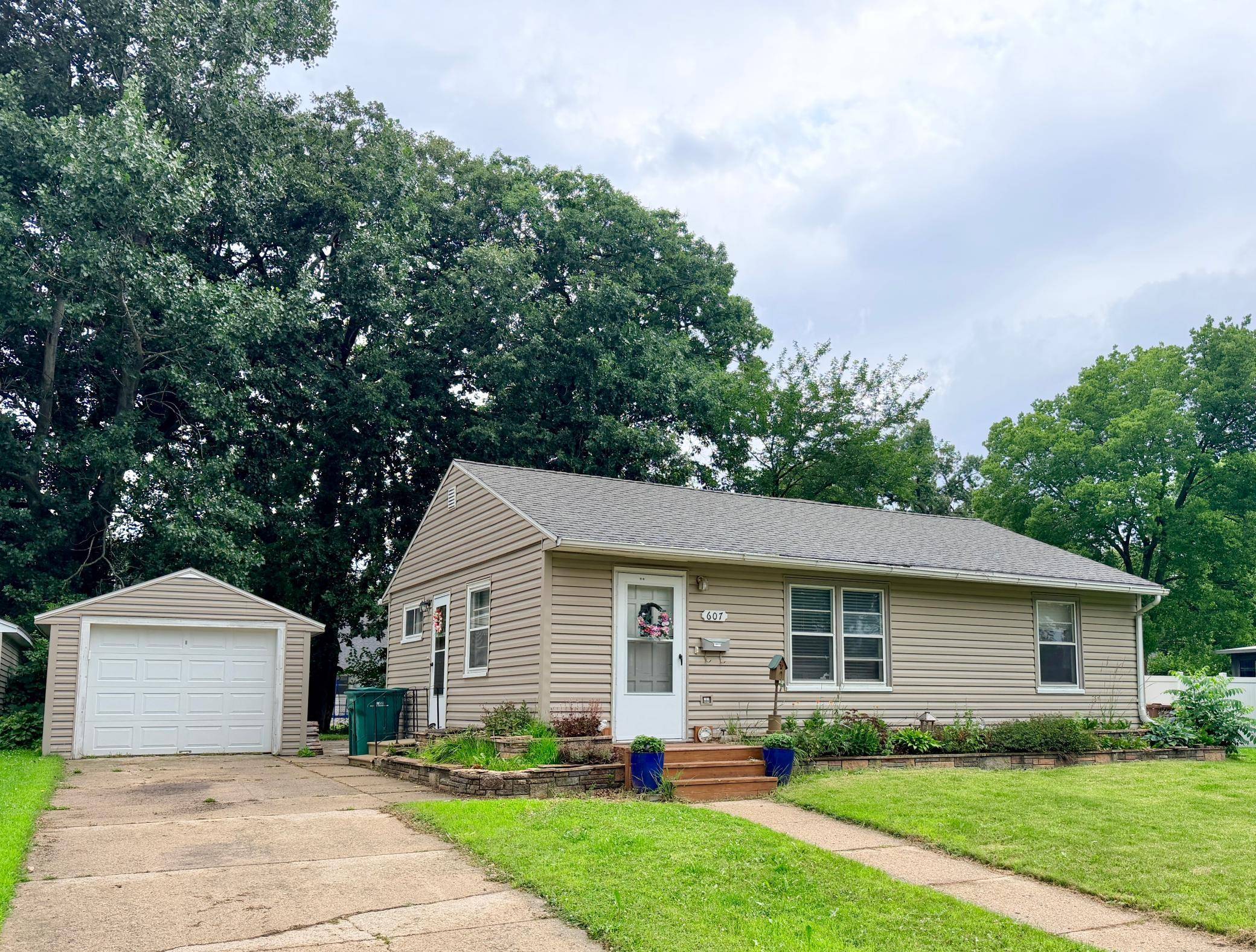 607 Edgewood AVE, Albert Lea, MN 56007